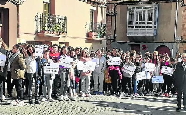 Niños y jóvenes, en la concentración de Autol.