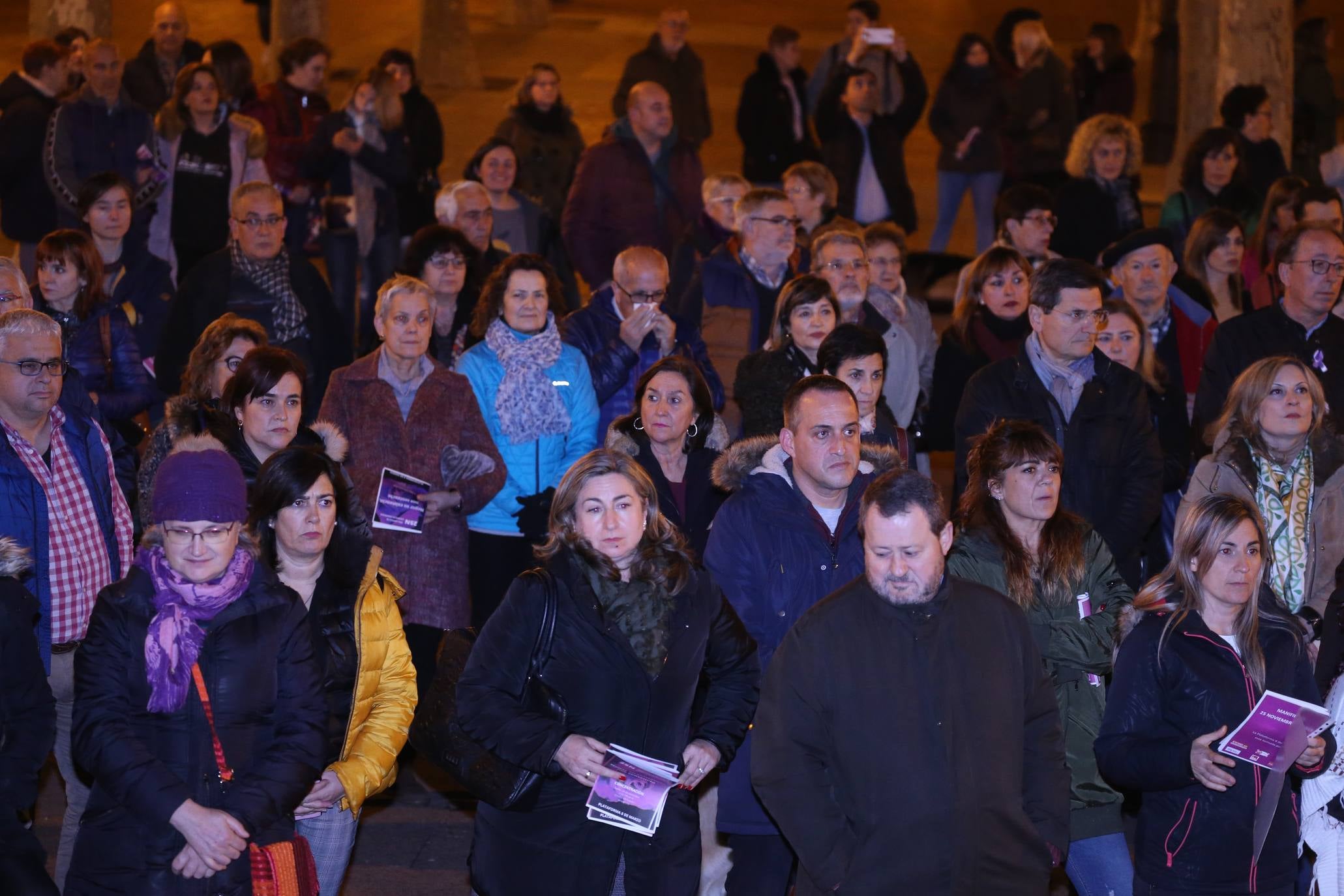 Una concentración ha tenido lugar en El Espolón y la otra ha discurrido por la calle Portales. 