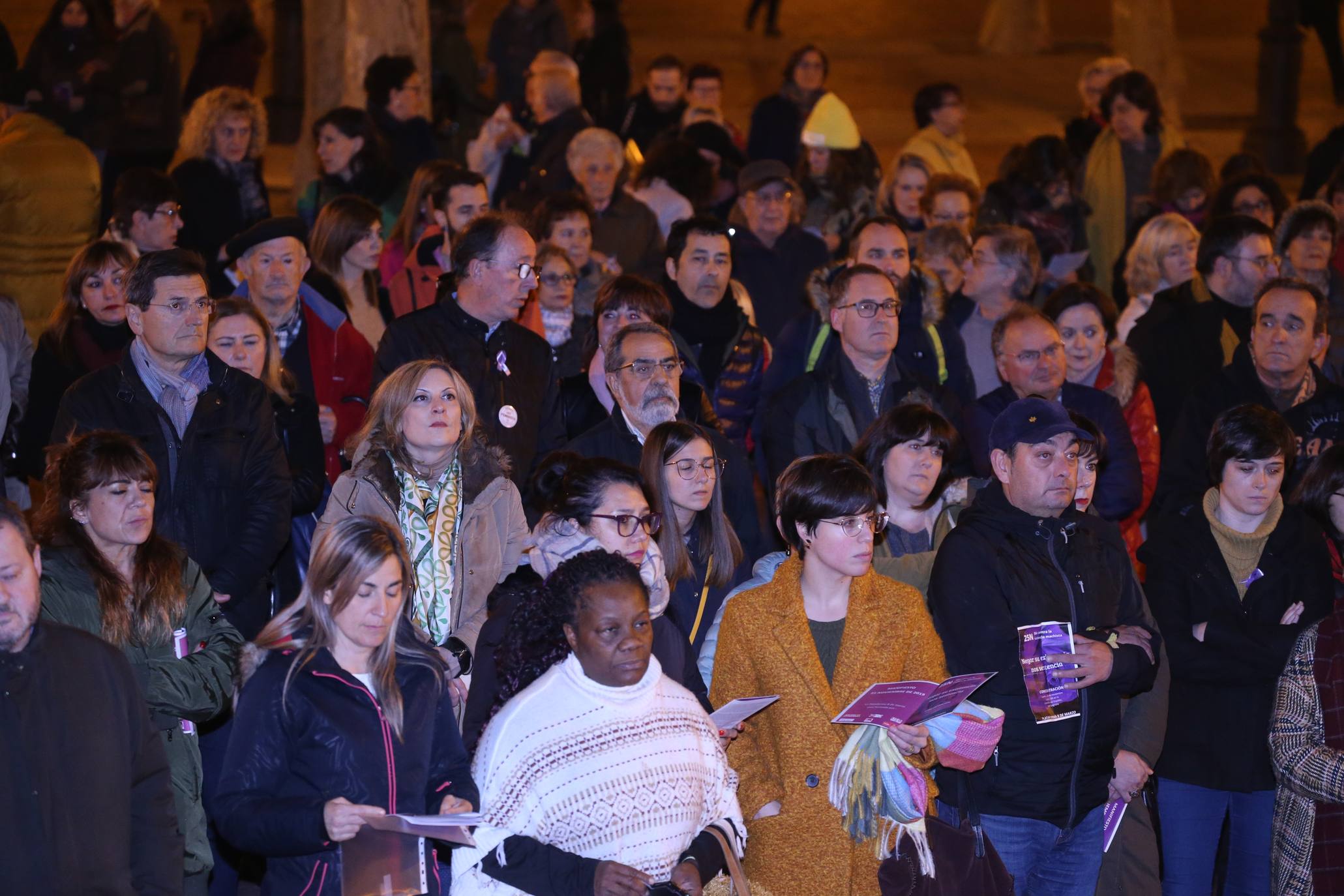 Una concentración ha tenido lugar en El Espolón y la otra ha discurrido por la calle Portales. 