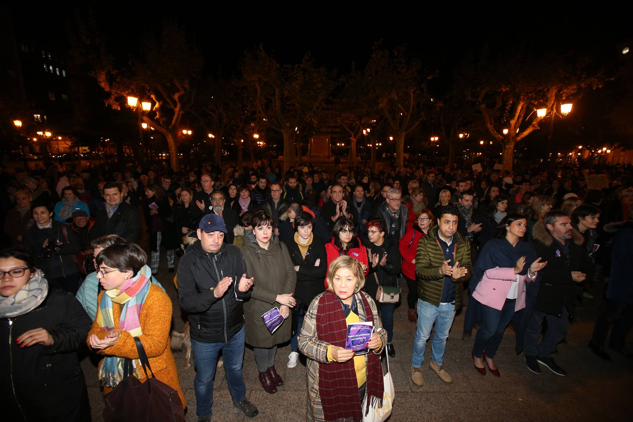 Una concentración ha tenido lugar en El Espolón y la otra ha discurrido por la calle Portales. 