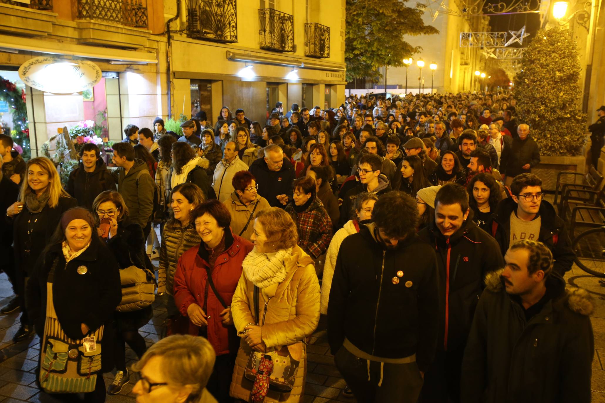 Una concentración ha tenido lugar en El Espolón y la otra ha discurrido por la calle Portales. 