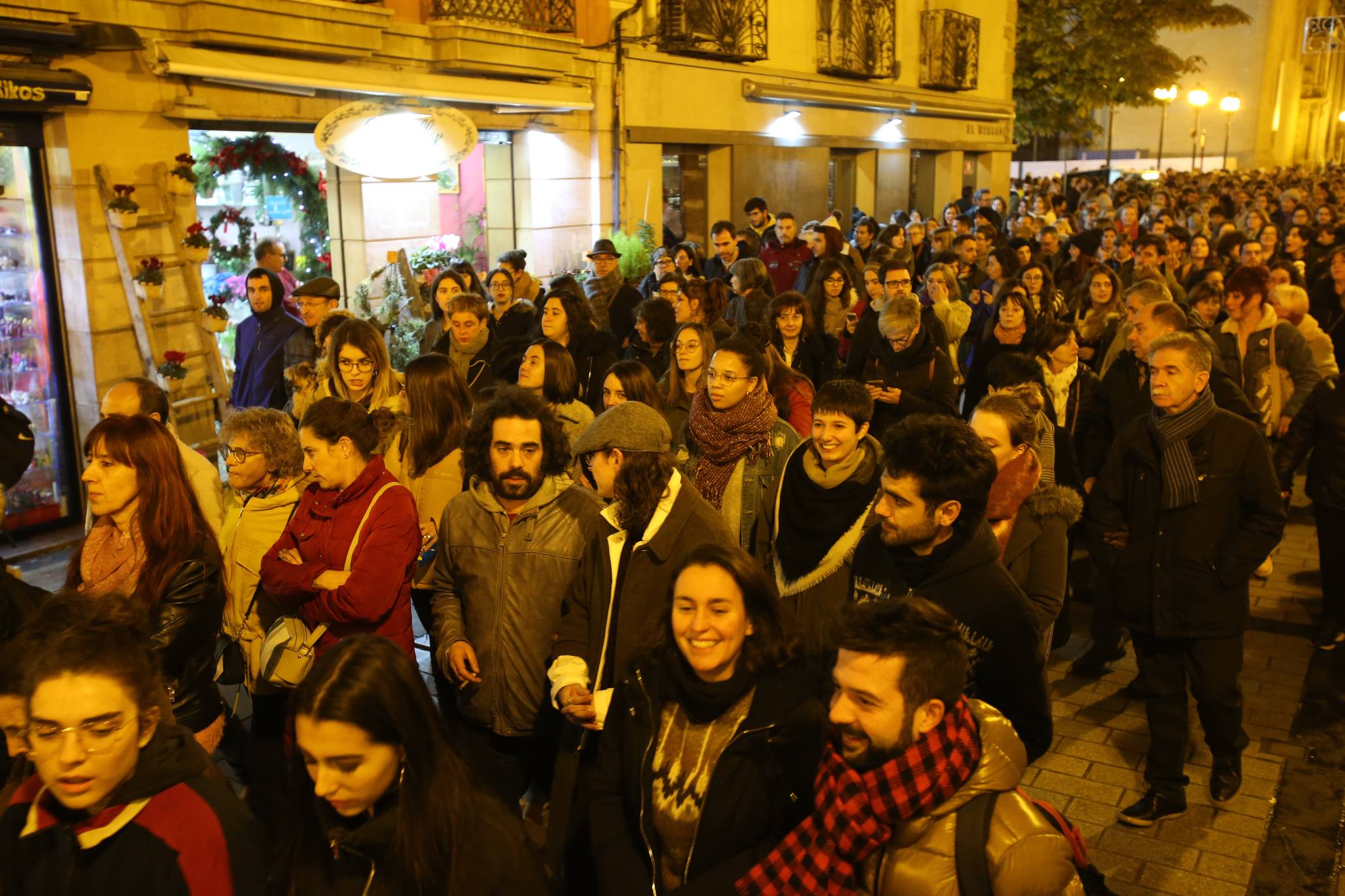 Una concentración ha tenido lugar en El Espolón y la otra ha discurrido por la calle Portales. 