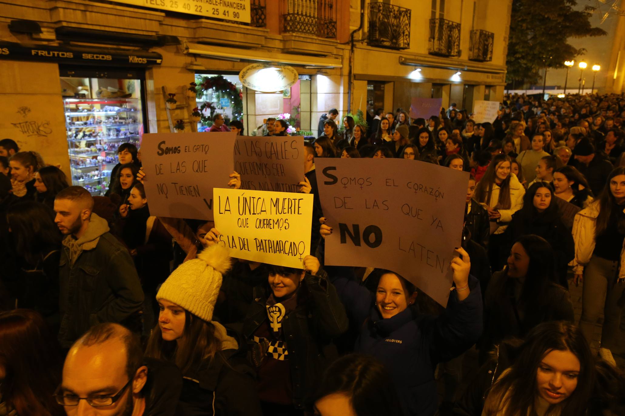 Una concentración ha tenido lugar en El Espolón y la otra ha discurrido por la calle Portales. 