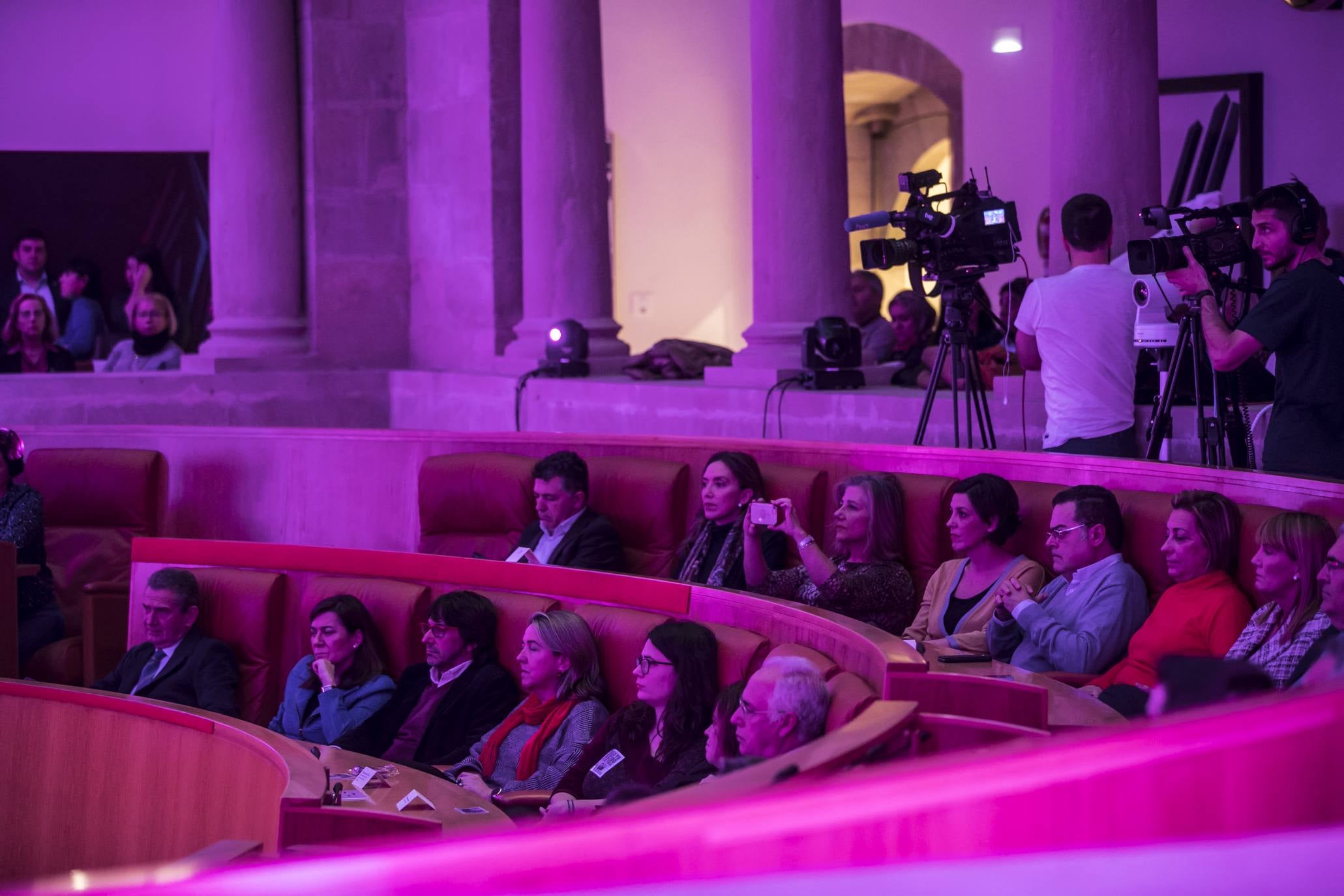 Fotos: Performance de estudiantes de la UR en el Parlamento por el Día Internacional de la Eliminación de la Violencia contra la Mujer