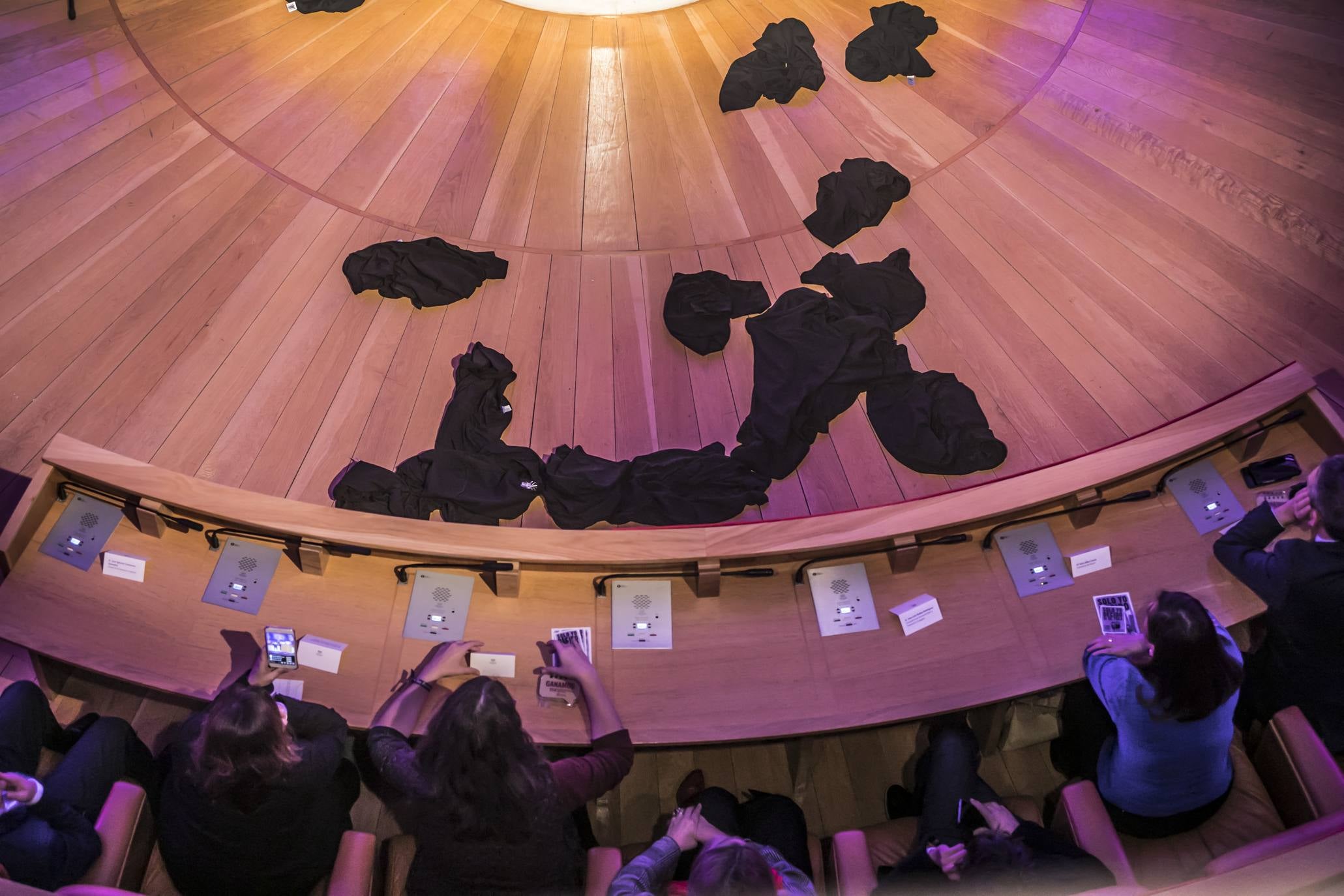 Fotos: Performance de estudiantes de la UR en el Parlamento por el Día Internacional de la Eliminación de la Violencia contra la Mujer