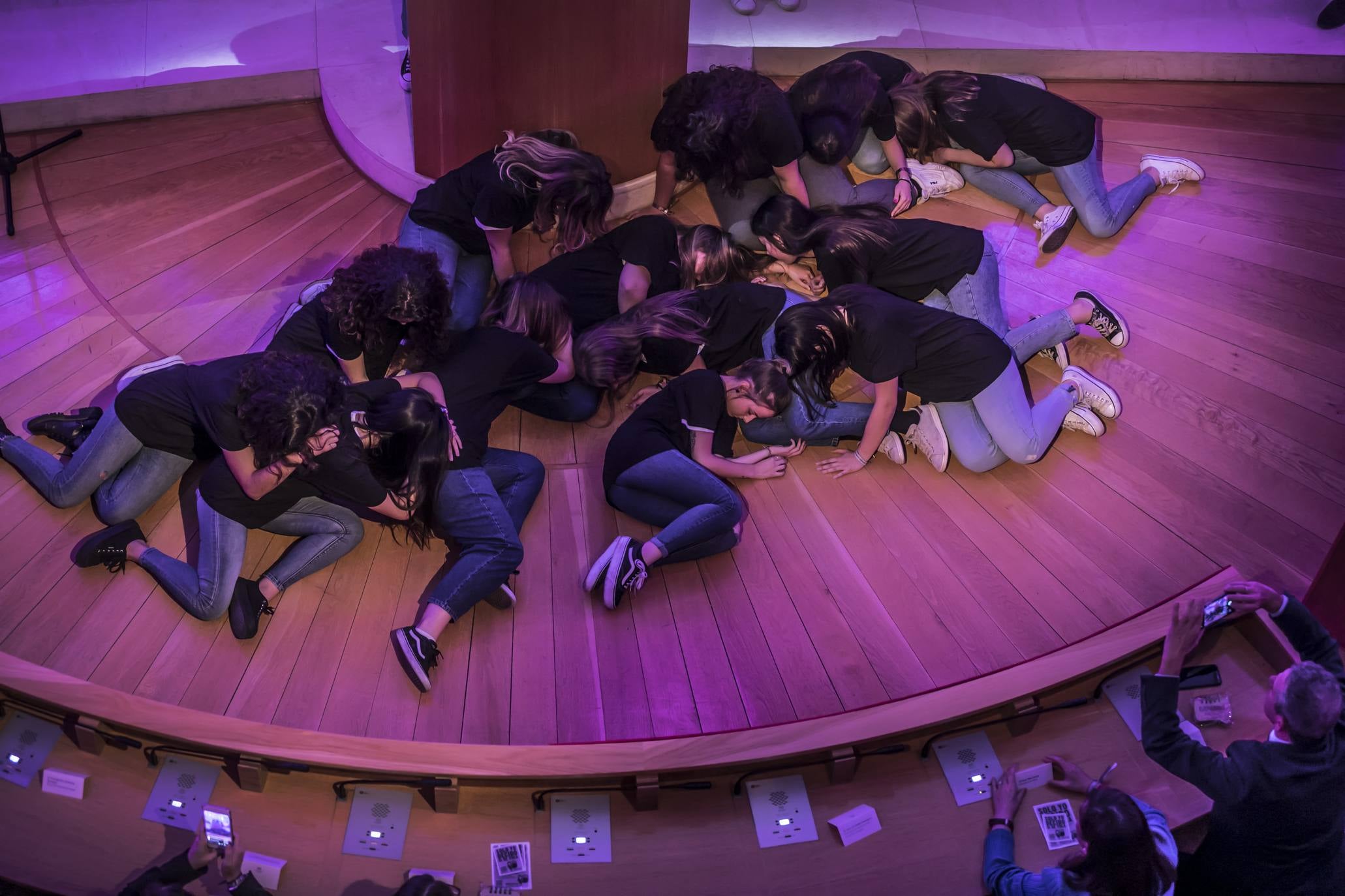 Fotos: Performance de estudiantes de la UR en el Parlamento por el Día Internacional de la Eliminación de la Violencia contra la Mujer