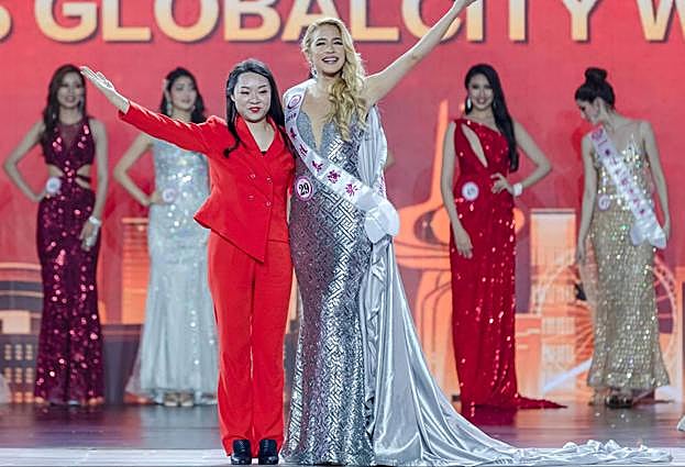 Yerly recibiendo la banda de 'Best performance'. 