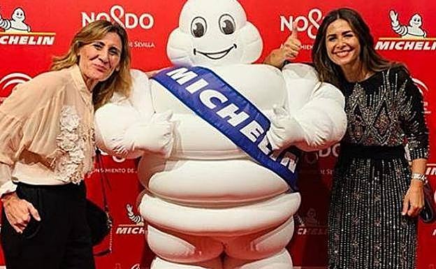Nuria Roca posa junto a su representante y amiga Carmen Sebastiá.