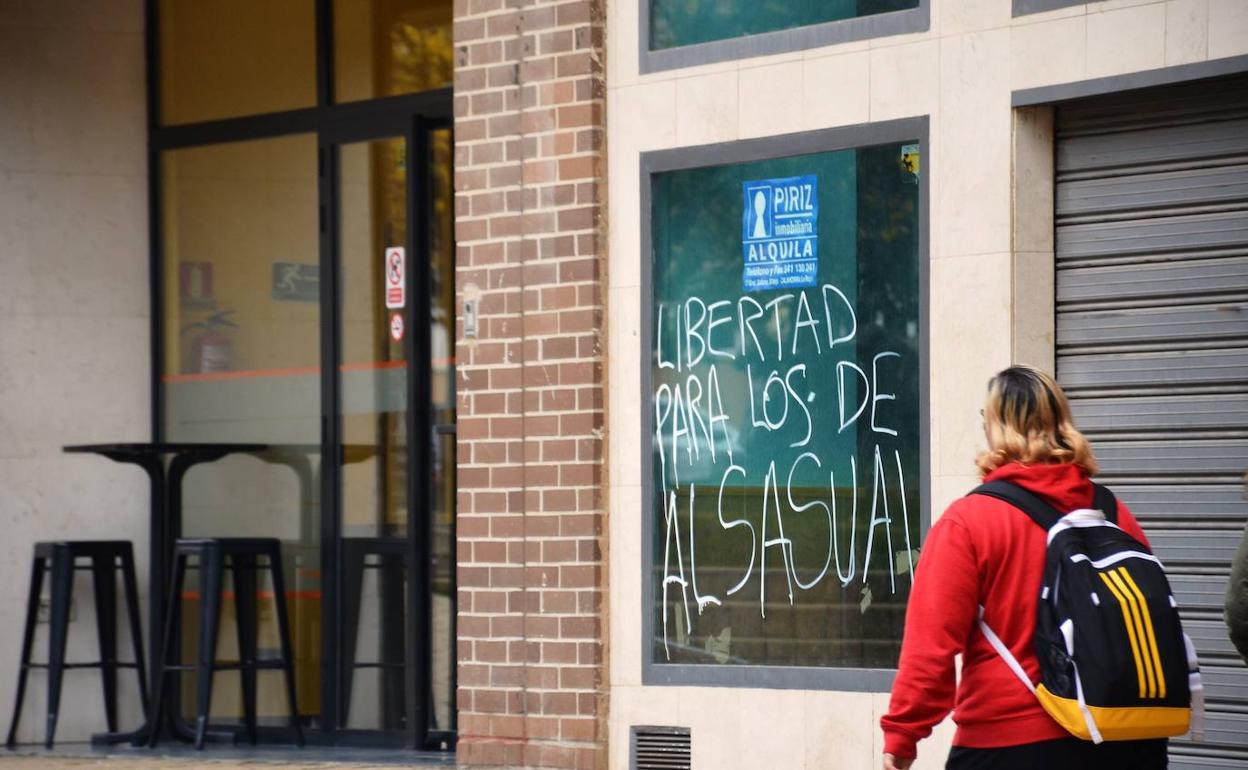 Pintada a favor de los presos de Alsasua en local de la plaza Montecompatri