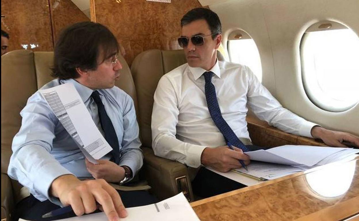 Pedro Sánchez a bordo del Flacon, donde podrá degustar el vino de Rioja