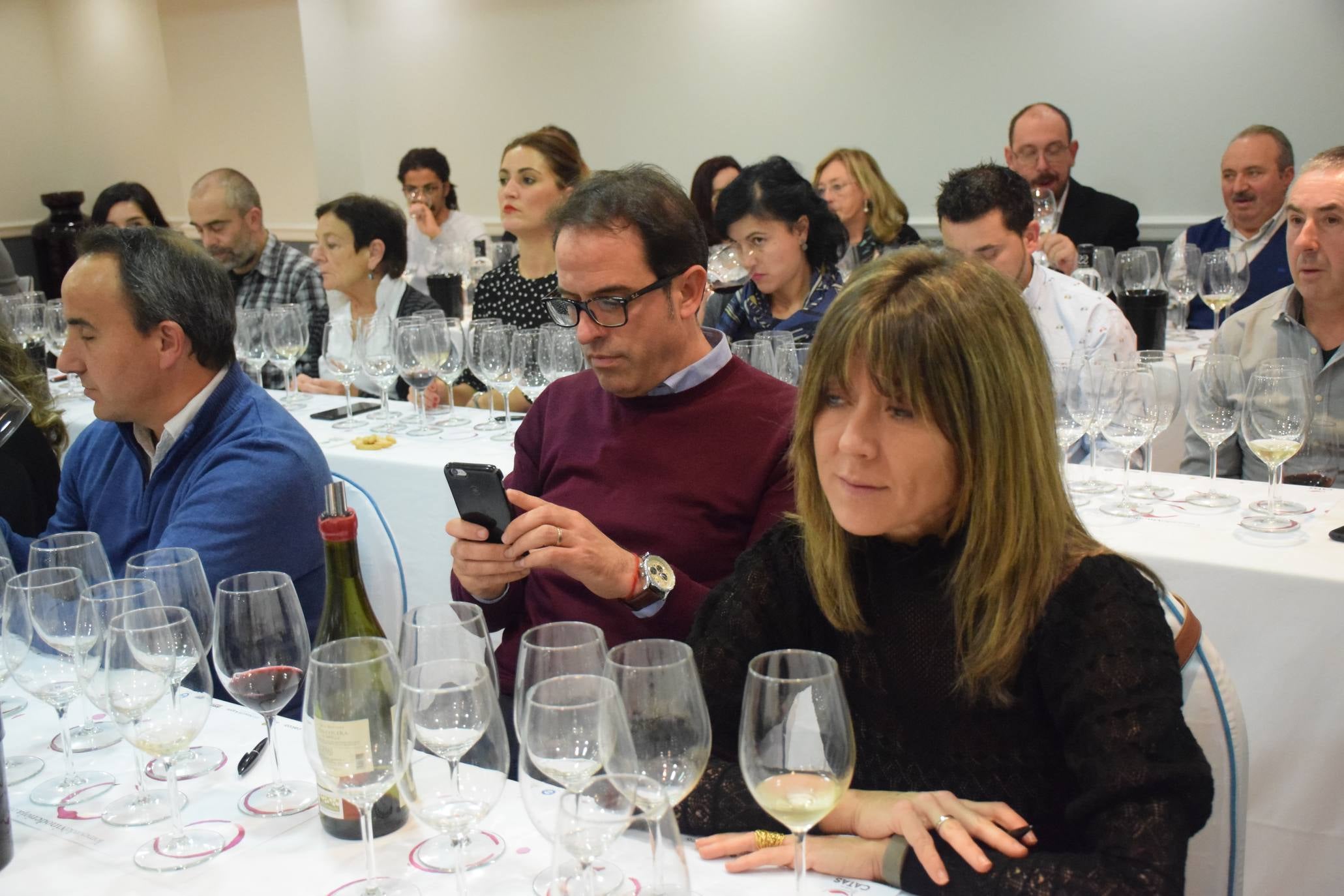 Pablo Eguzquiza, socio de la Compañía de Vinos de Telmo Rodríguez, presentó anoche en una espectacular cata una amplia muestra de vinos de pueblo y parcelarios de dos distantes proyectos de la Compañía: Ladeiras do Xil (Valdeorras), junto con las de Bodegas Lanzaga (Lanciego, Rioja). 