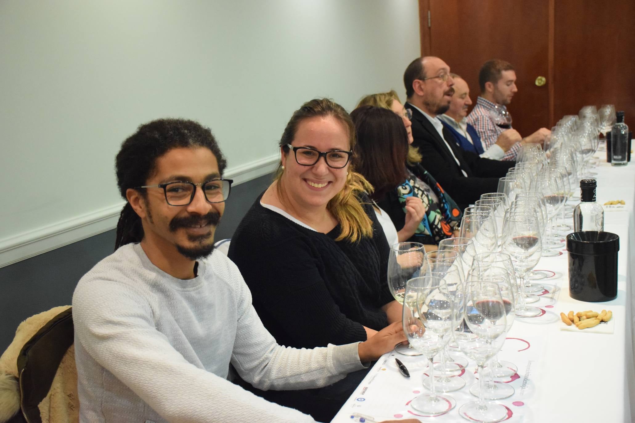 Pablo Eguzquiza, socio de la Compañía de Vinos de Telmo Rodríguez, presentó anoche en una espectacular cata una amplia muestra de vinos de pueblo y parcelarios de dos distantes proyectos de la Compañía: Ladeiras do Xil (Valdeorras), junto con las de Bodegas Lanzaga (Lanciego, Rioja). 