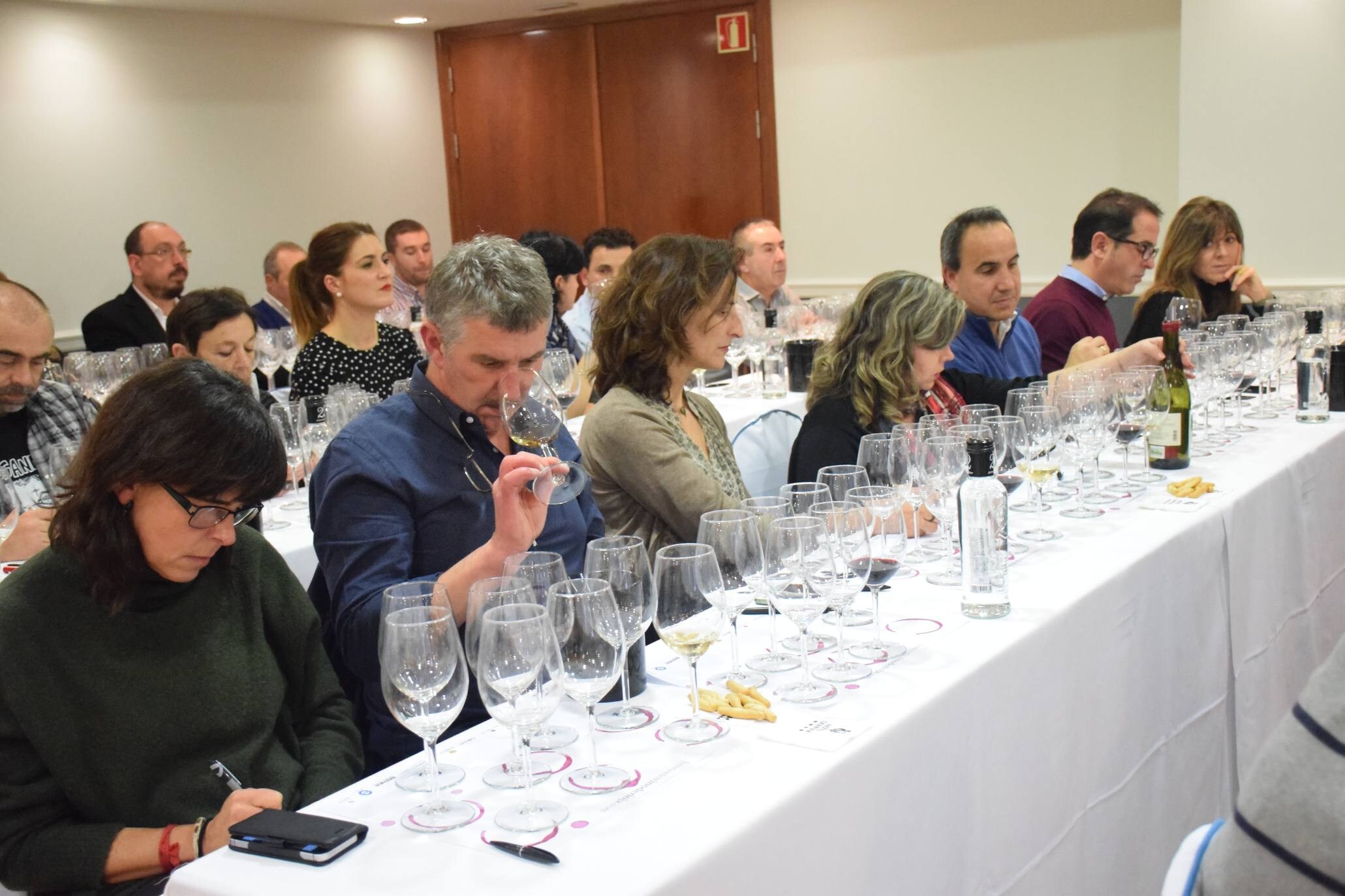 Pablo Eguzquiza, socio de la Compañía de Vinos de Telmo Rodríguez, presentó anoche en una espectacular cata una amplia muestra de vinos de pueblo y parcelarios de dos distantes proyectos de la Compañía: Ladeiras do Xil (Valdeorras), junto con las de Bodegas Lanzaga (Lanciego, Rioja). 