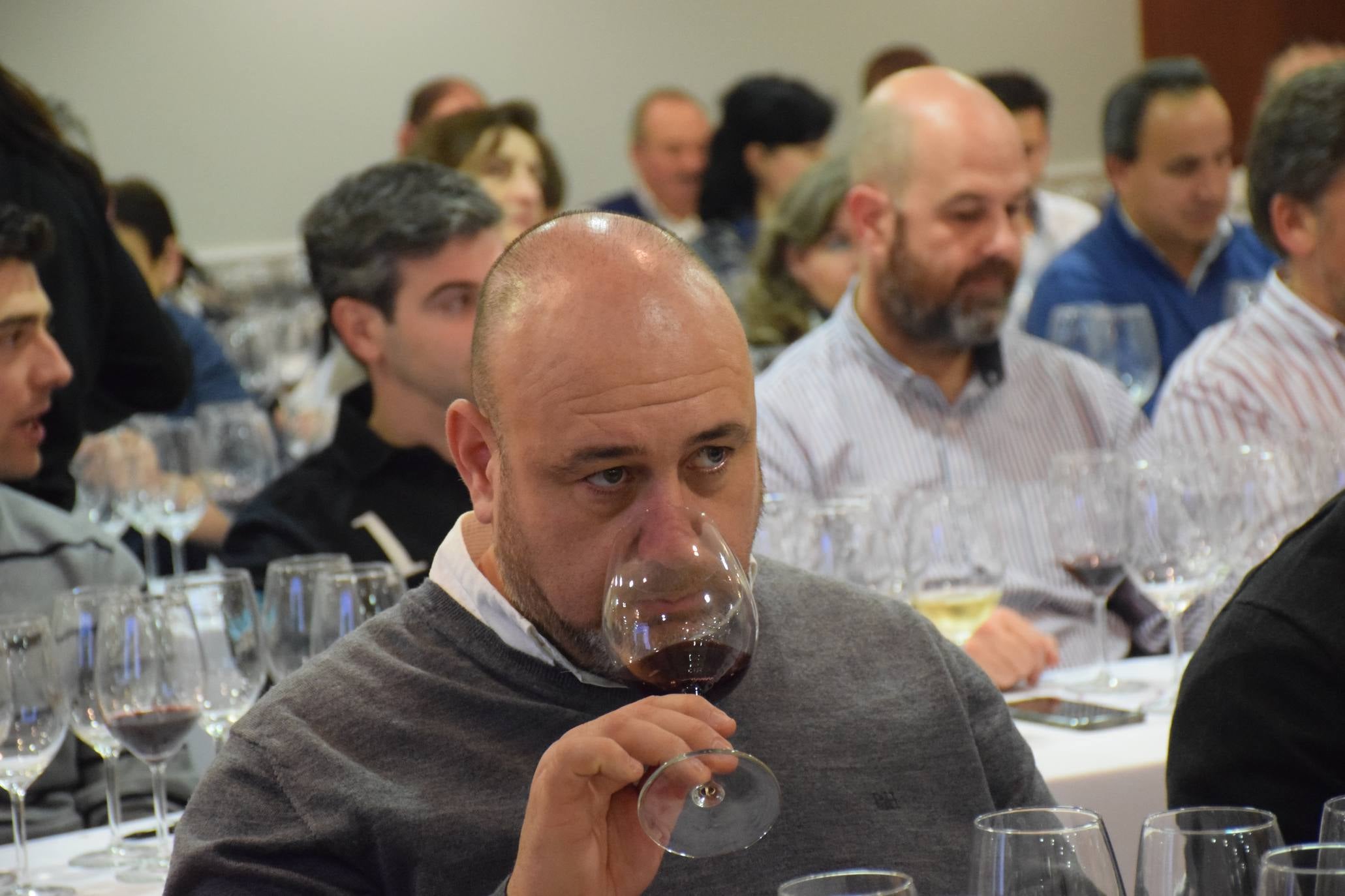 Pablo Eguzquiza, socio de la Compañía de Vinos de Telmo Rodríguez, presentó anoche en una espectacular cata una amplia muestra de vinos de pueblo y parcelarios de dos distantes proyectos de la Compañía: Ladeiras do Xil (Valdeorras), junto con las de Bodegas Lanzaga (Lanciego, Rioja). 