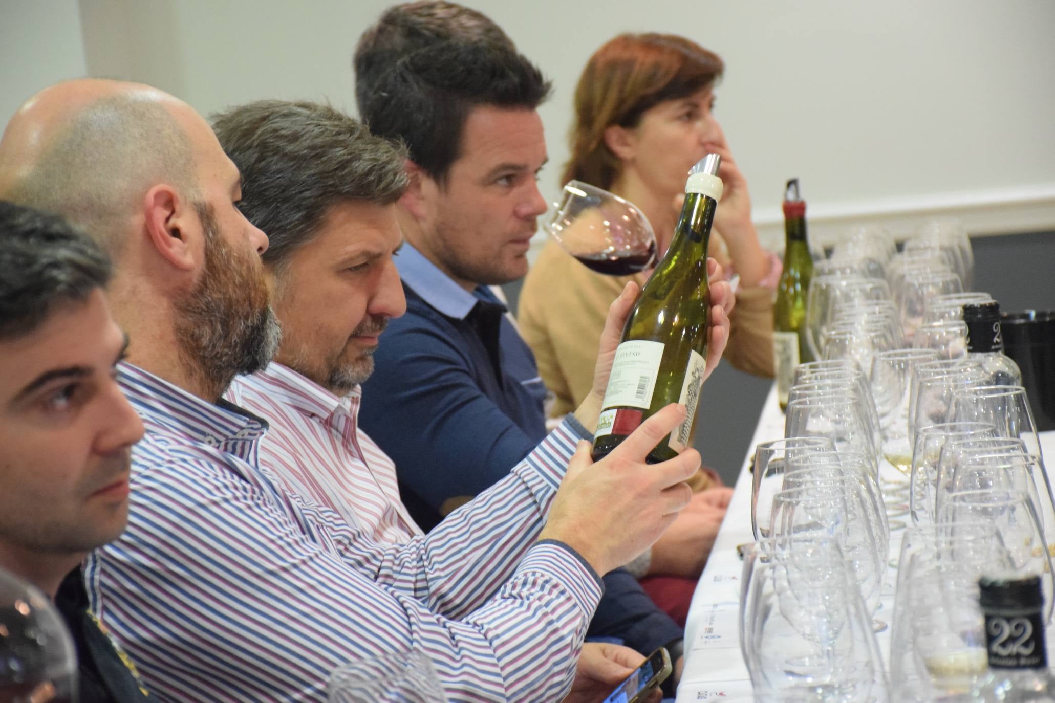 Pablo Eguzquiza, socio de la Compañía de Vinos de Telmo Rodríguez, presentó anoche en una espectacular cata una amplia muestra de vinos de pueblo y parcelarios de dos distantes proyectos de la Compañía: Ladeiras do Xil (Valdeorras), junto con las de Bodegas Lanzaga (Lanciego, Rioja). 