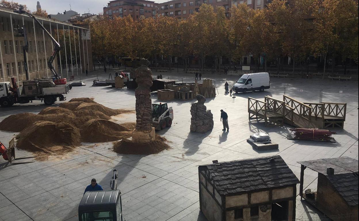 Ya han comenzado los trabajos para construir el belén en la plaza del Ayuntamiento de Logroño