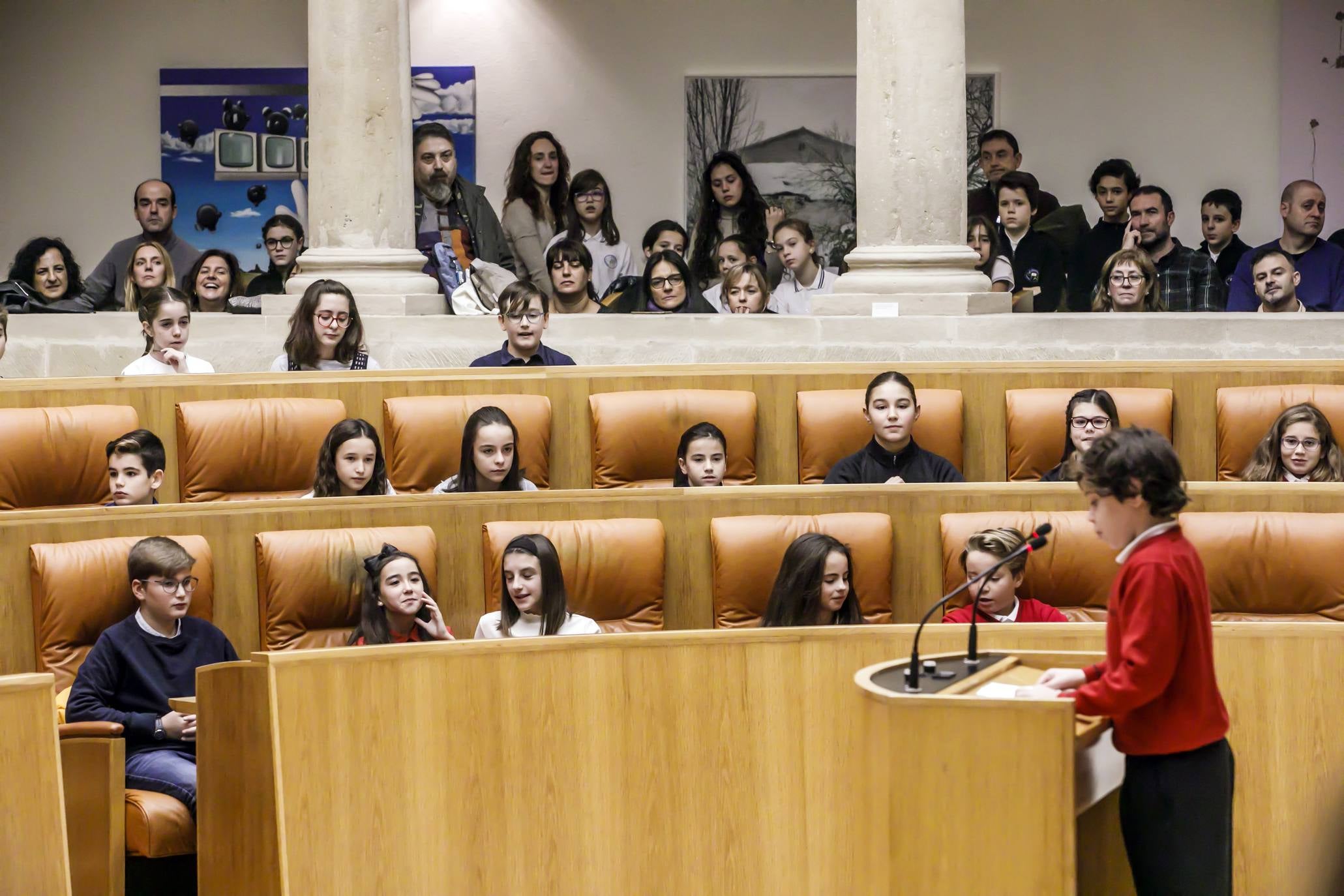 Varios niños han visitado el Parlamento para celebrar el Día de la Constitución. 