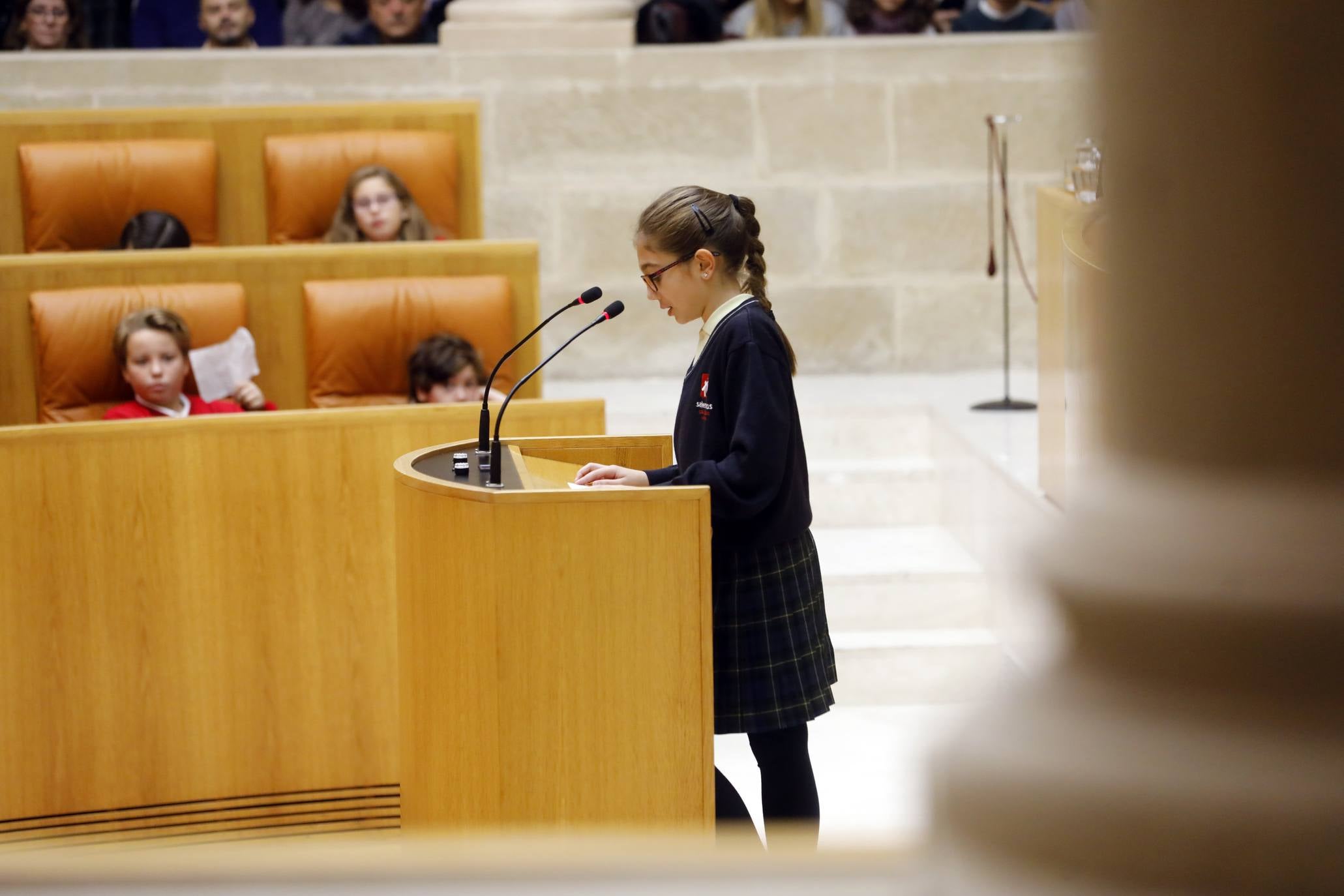 Varios niños han visitado el Parlamento para celebrar el Día de la Constitución. 