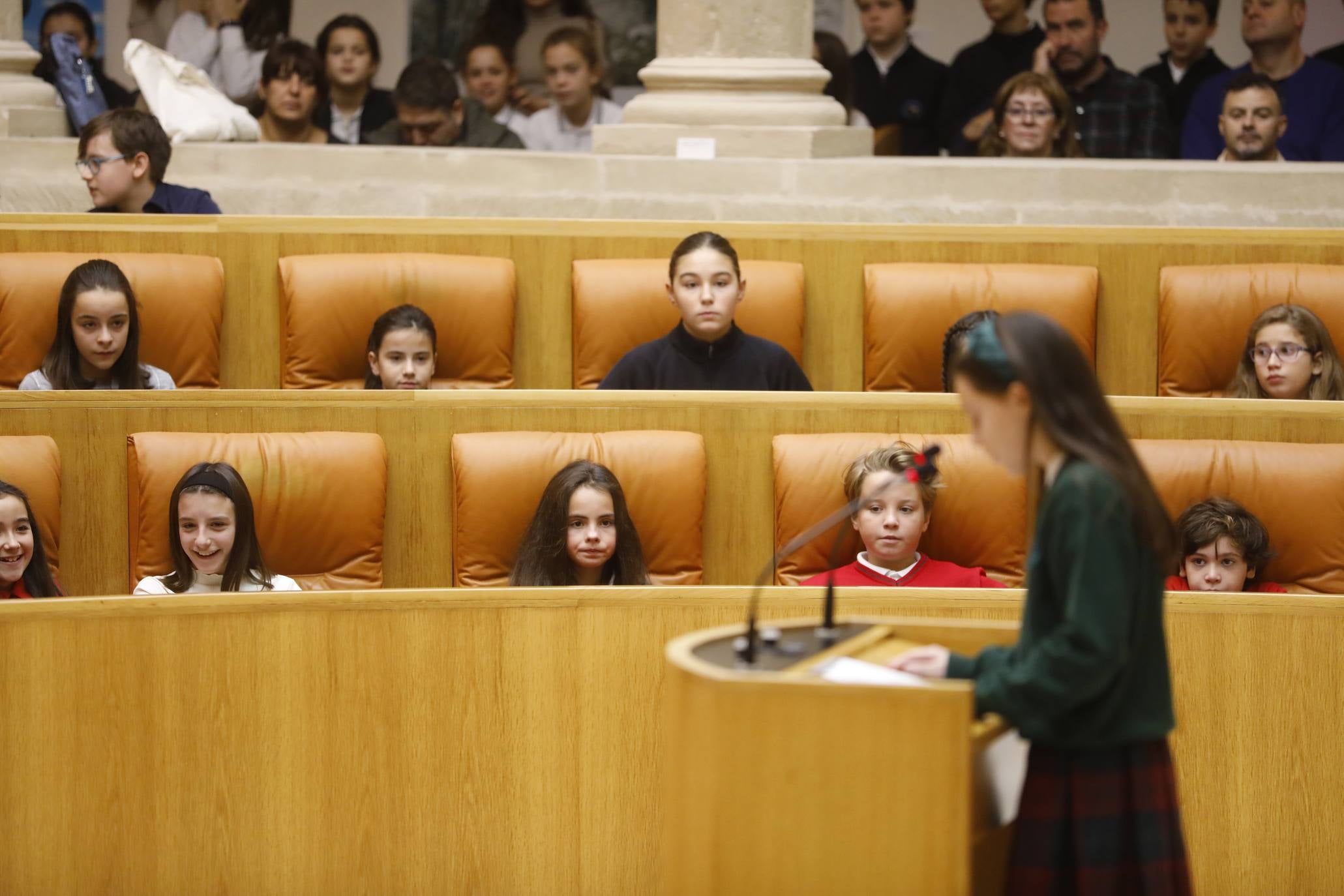 Varios niños han visitado el Parlamento para celebrar el Día de la Constitución. 