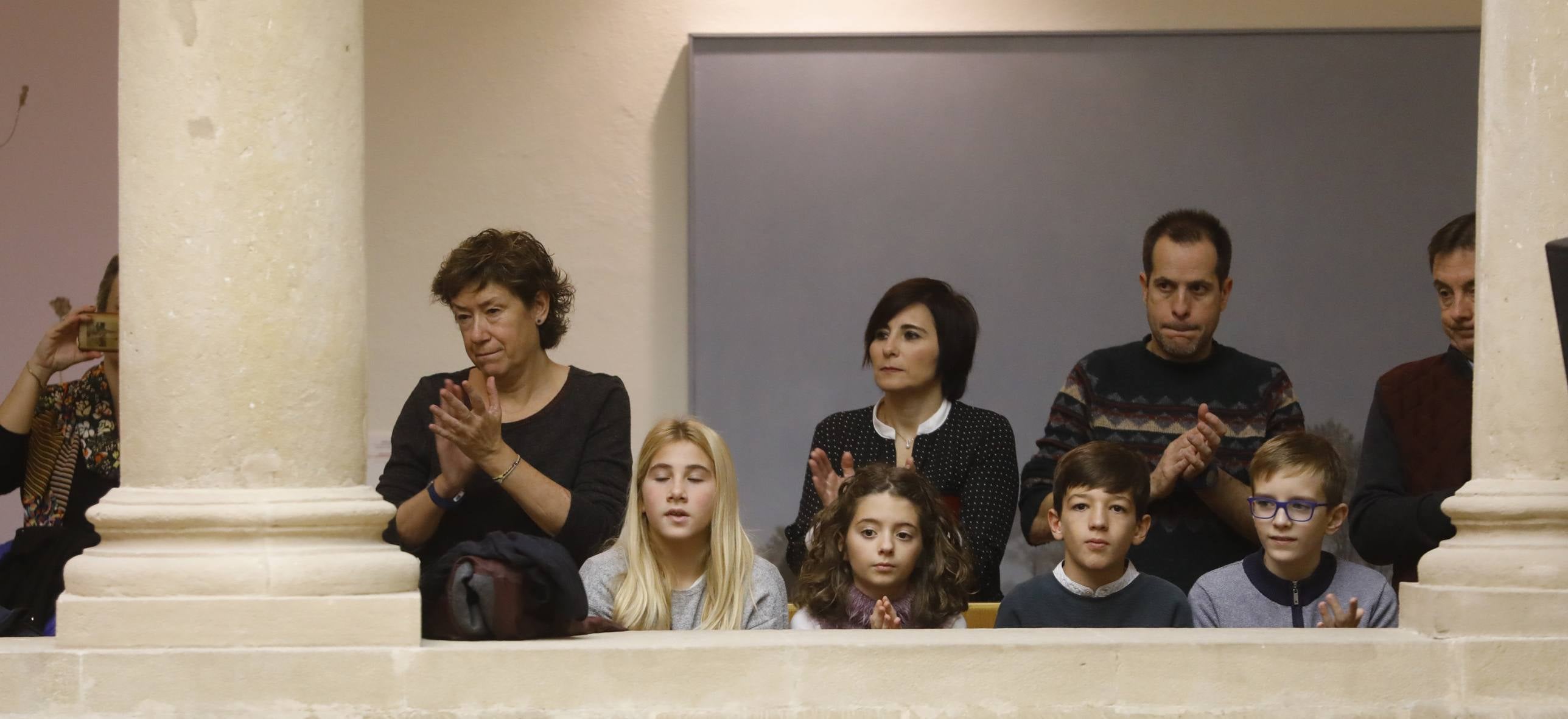 Varios niños han visitado el Parlamento para celebrar el Día de la Constitución. 