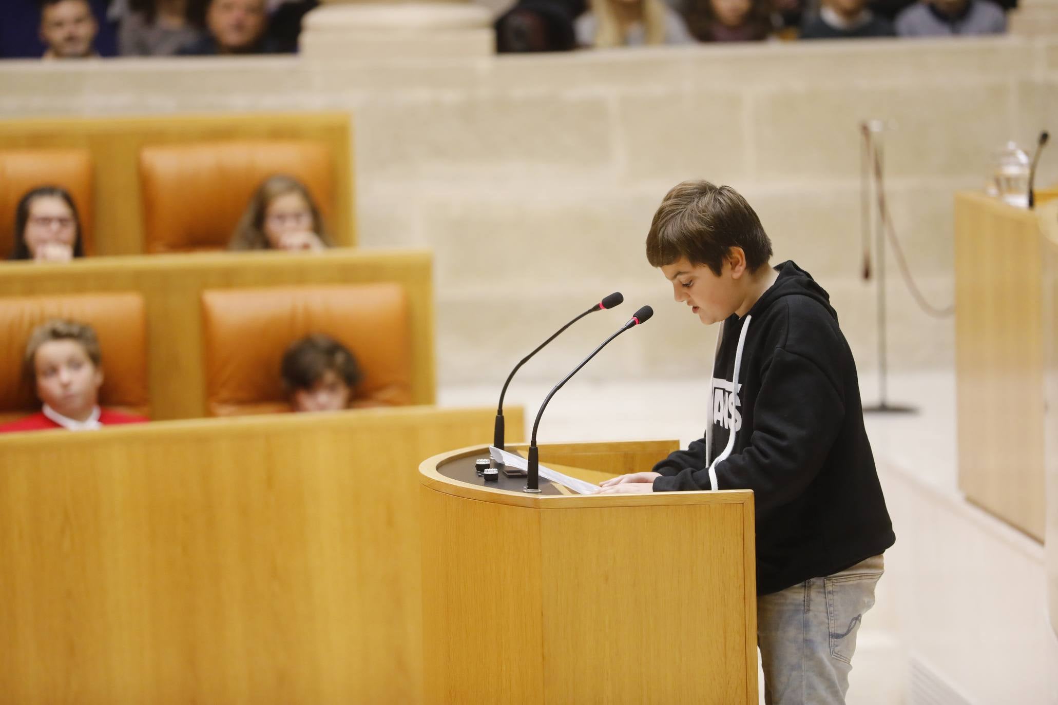 Varios niños han visitado el Parlamento para celebrar el Día de la Constitución. 