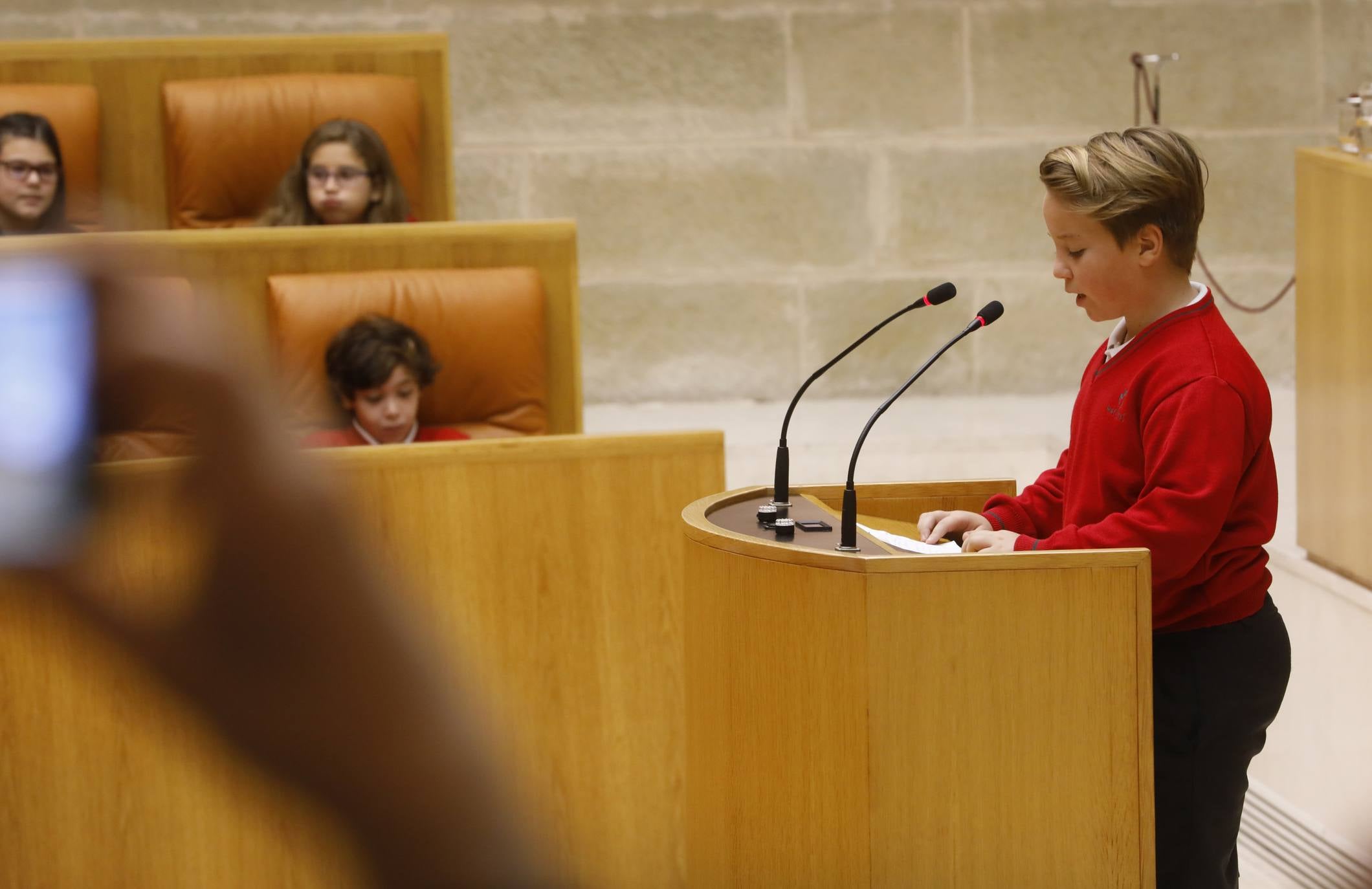 Varios niños han visitado el Parlamento para celebrar el Día de la Constitución. 