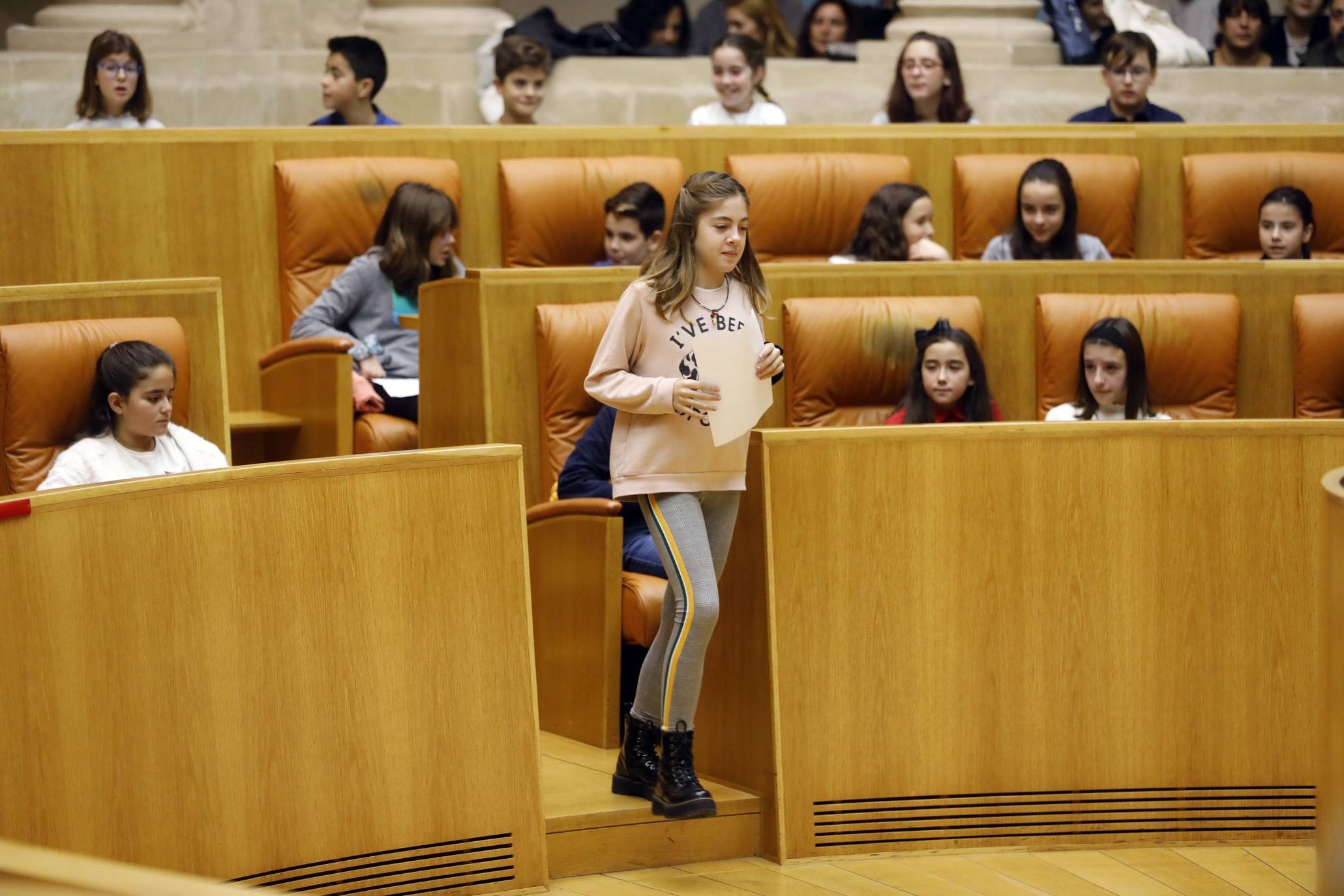 Varios niños han visitado el Parlamento para celebrar el Día de la Constitución. 