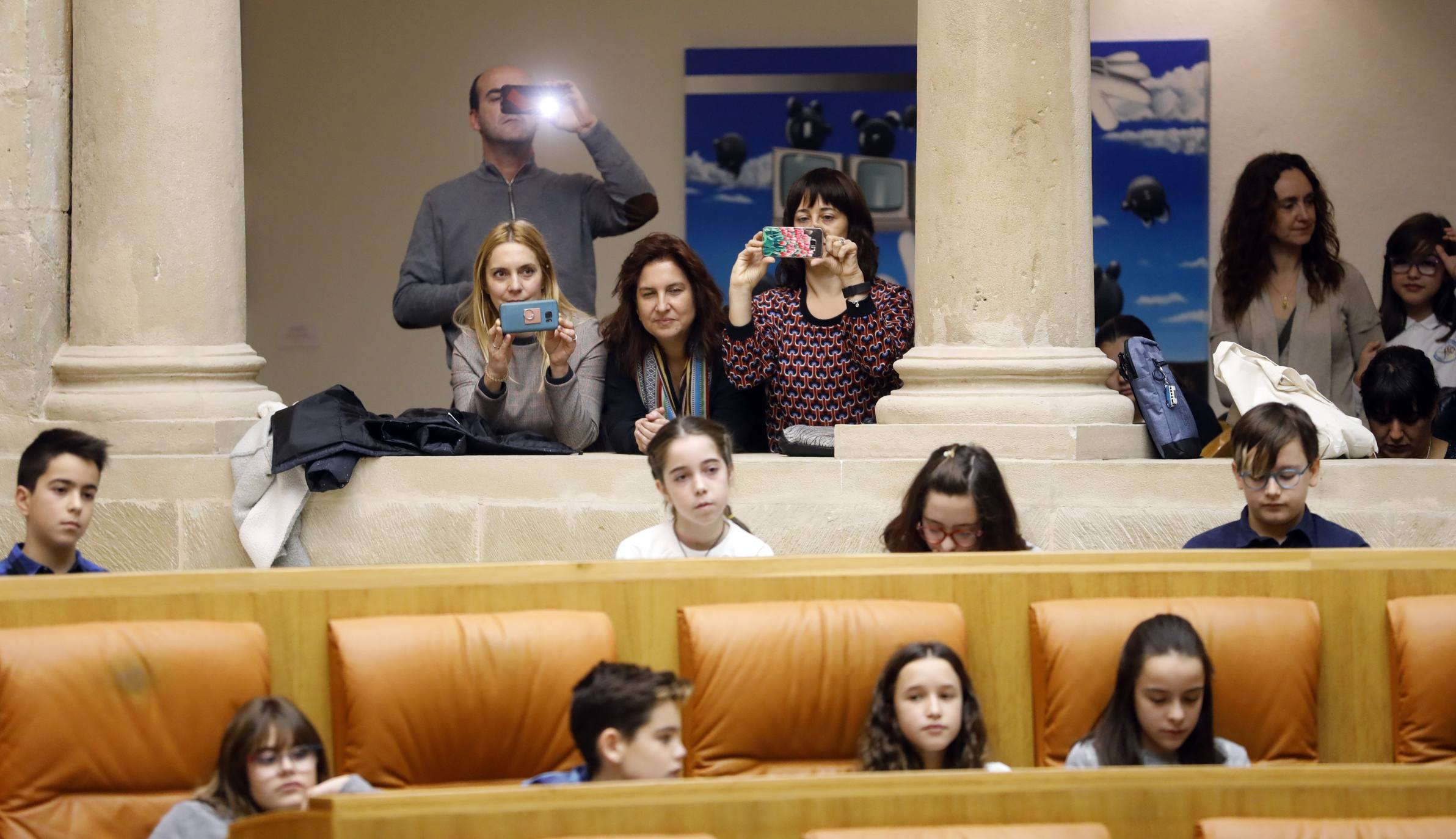 Varios niños han visitado el Parlamento para celebrar el Día de la Constitución. 