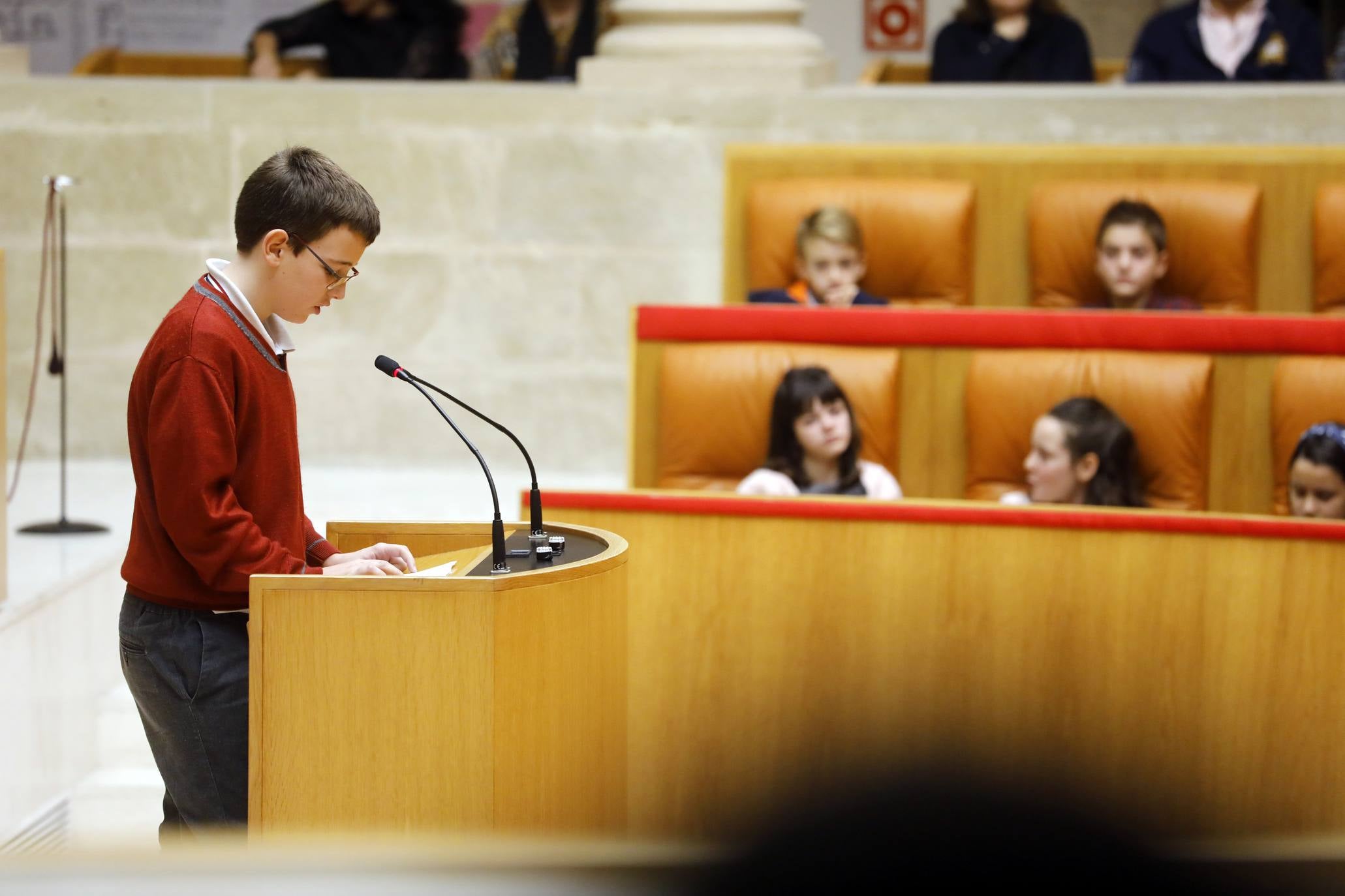 Varios niños han visitado el Parlamento para celebrar el Día de la Constitución. 