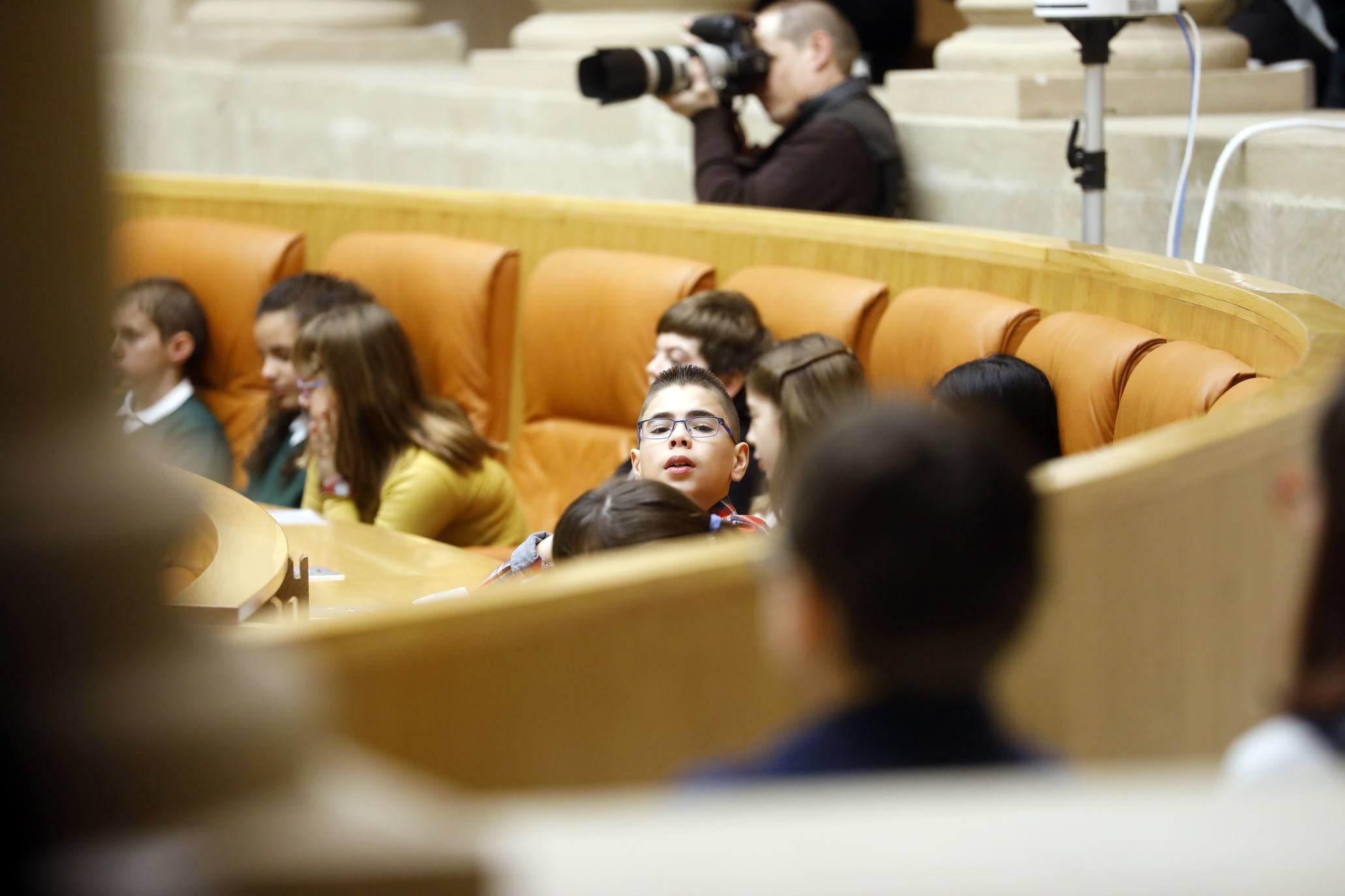 Varios niños han visitado el Parlamento para celebrar el Día de la Constitución. 