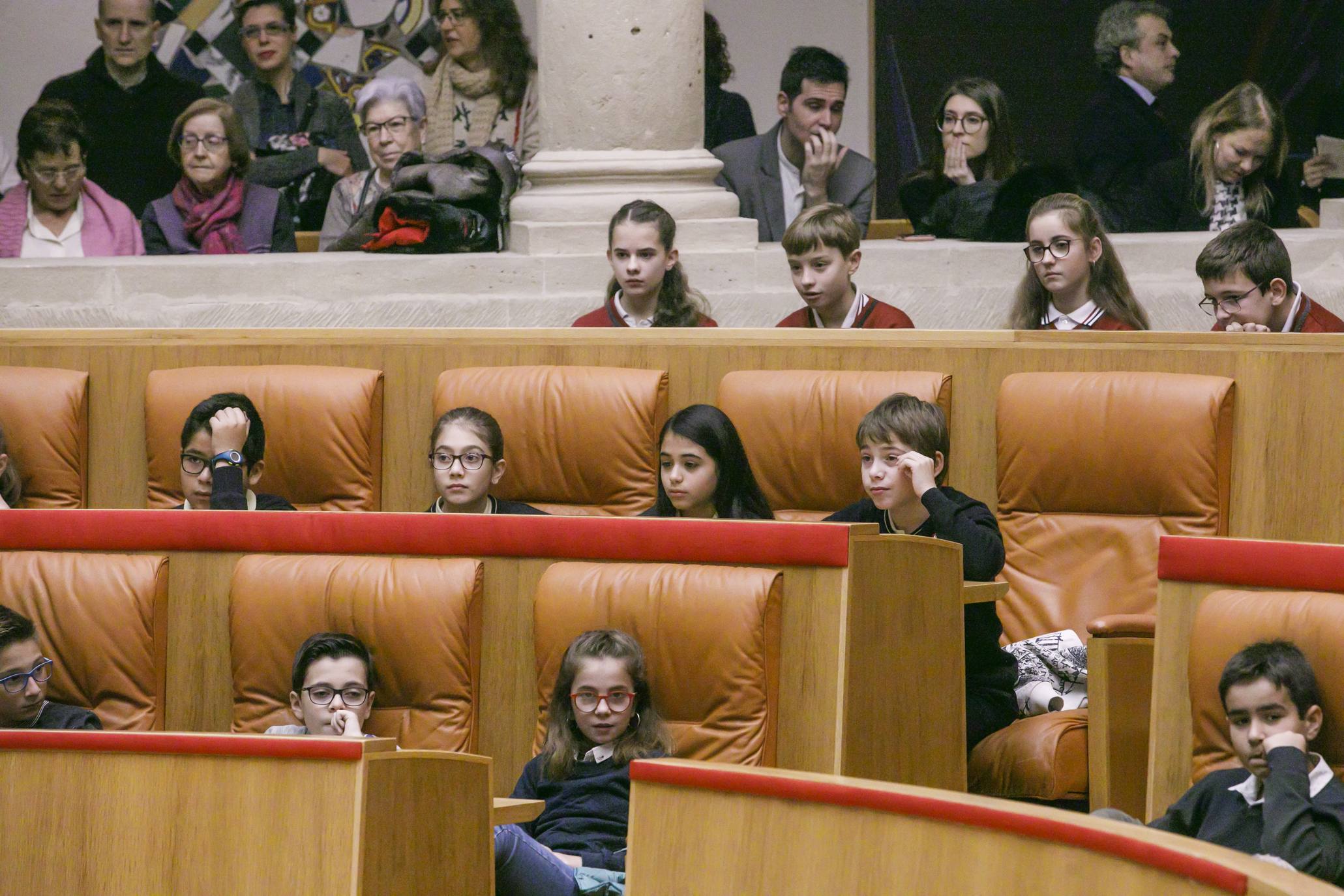 Varios niños han visitado el Parlamento para celebrar el Día de la Constitución. 