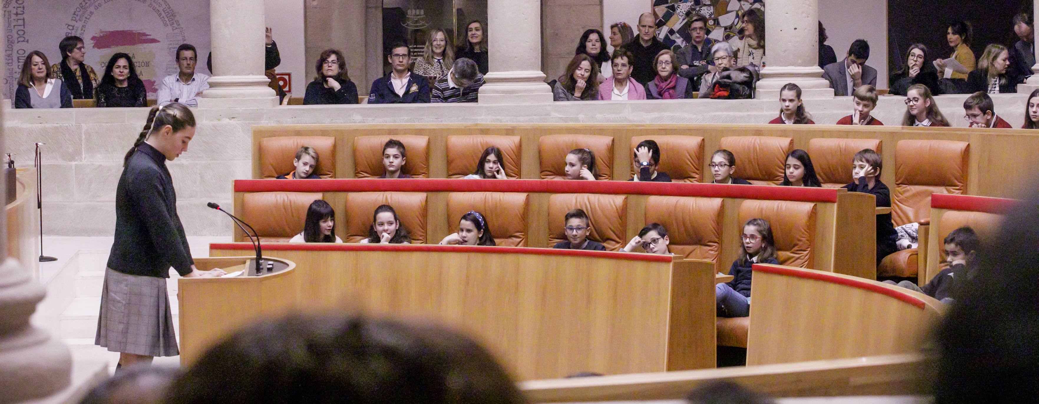 Varios niños han visitado el Parlamento para celebrar el Día de la Constitución. 