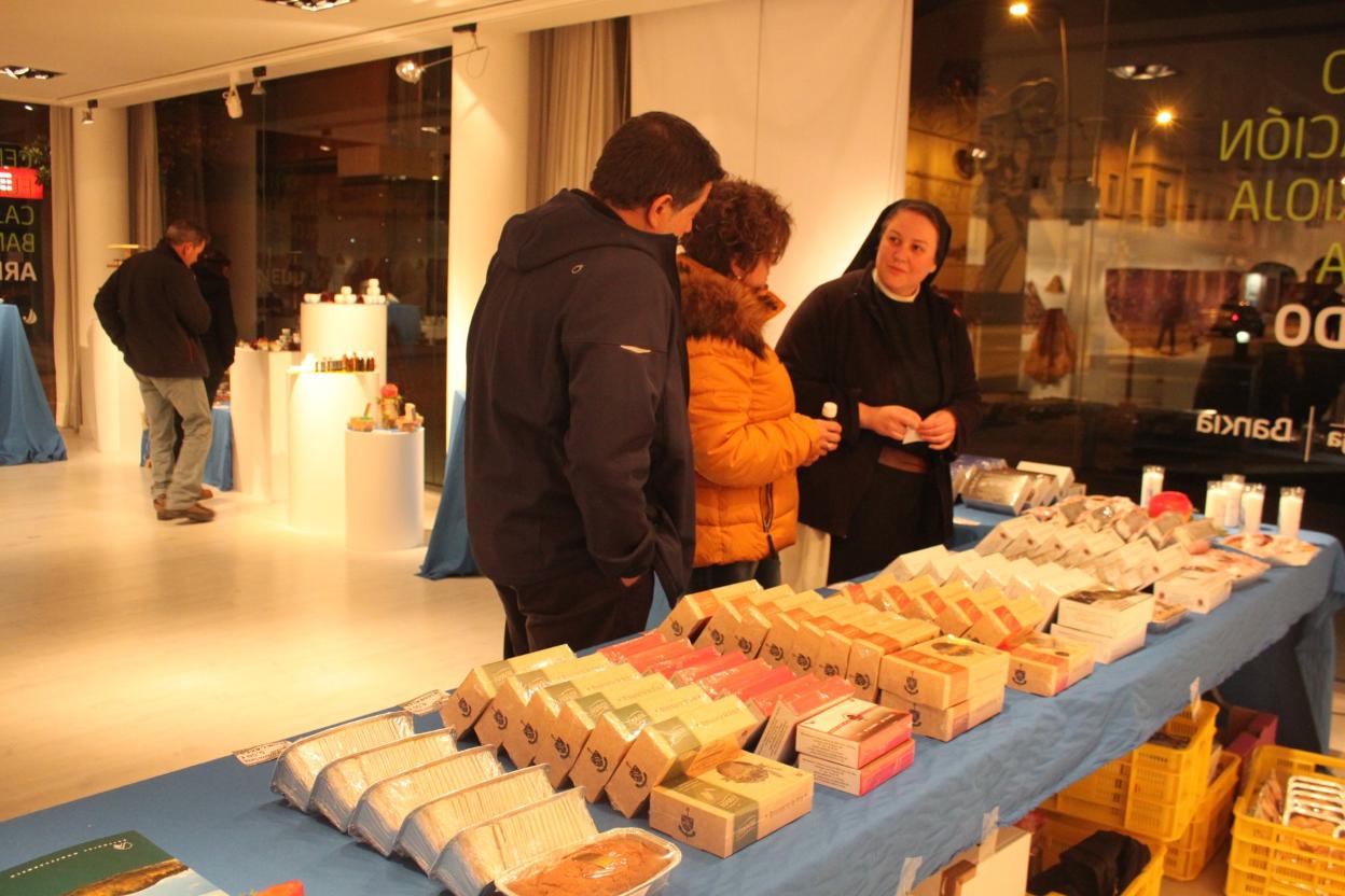 El público puede adquirir turrones, velas, cremas o aceites. 