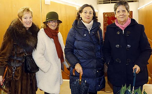 Imagen principal - Arriba, María del Rosario Gómez, María, Encarni Samaniego y Dori Samaniego. Abajo, Carmen Arratia, Chelo Aransay y Marian Hierro. A la derecha, Resu Gil, Mari Luz Díez y Asunción López.