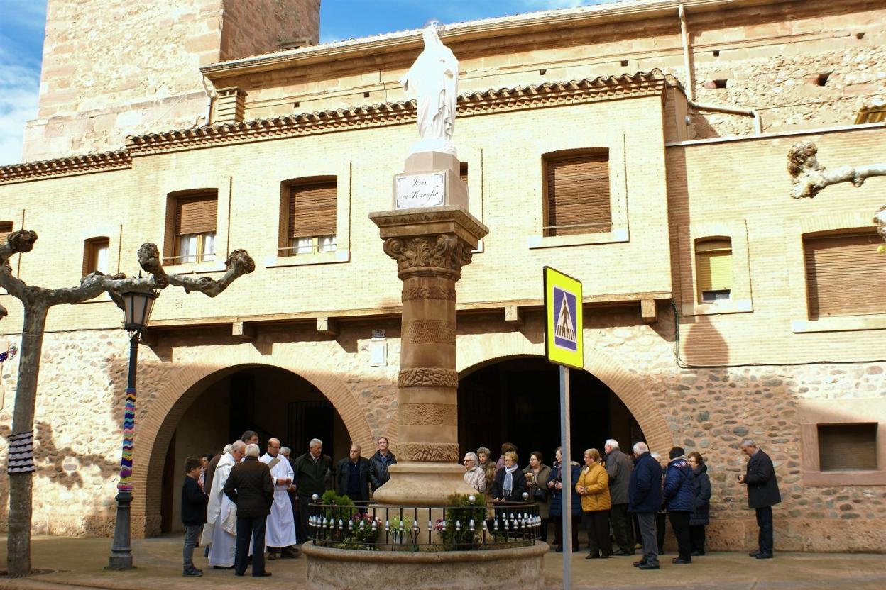 Un momento del oficio religioso celebrado en el exterior. 