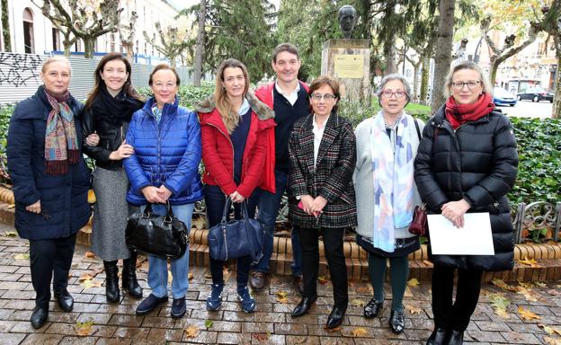 El homenaje ha tenido lugar en la Glorieta que lleva el nombre del doctor Zubía, junto a su busto