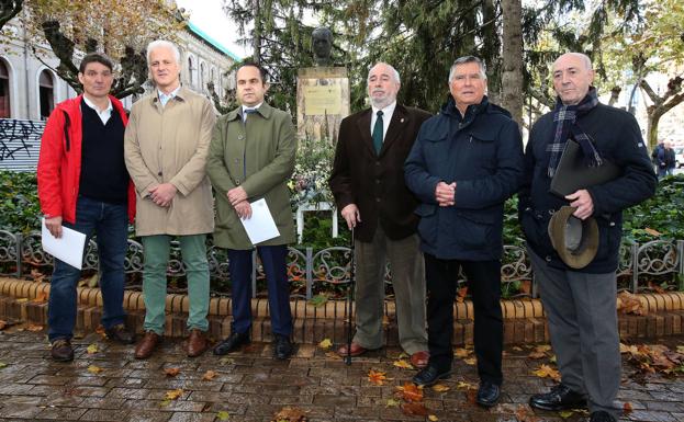 El homenaje ha tenido lugar en la Glorieta que lleva el nombre del doctor Zubía, junto a su busto