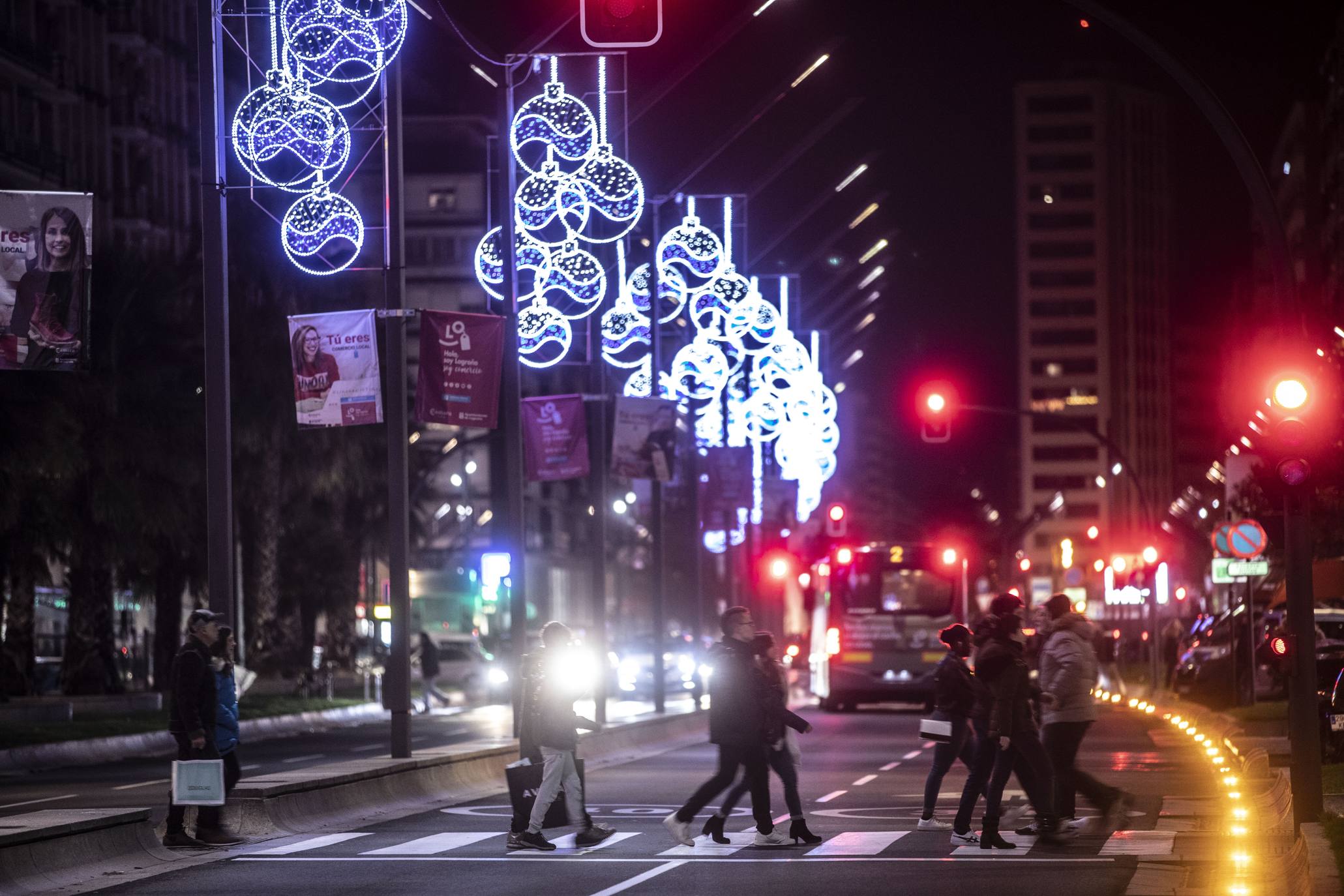 Las luces de Navidad iluminan Logroño