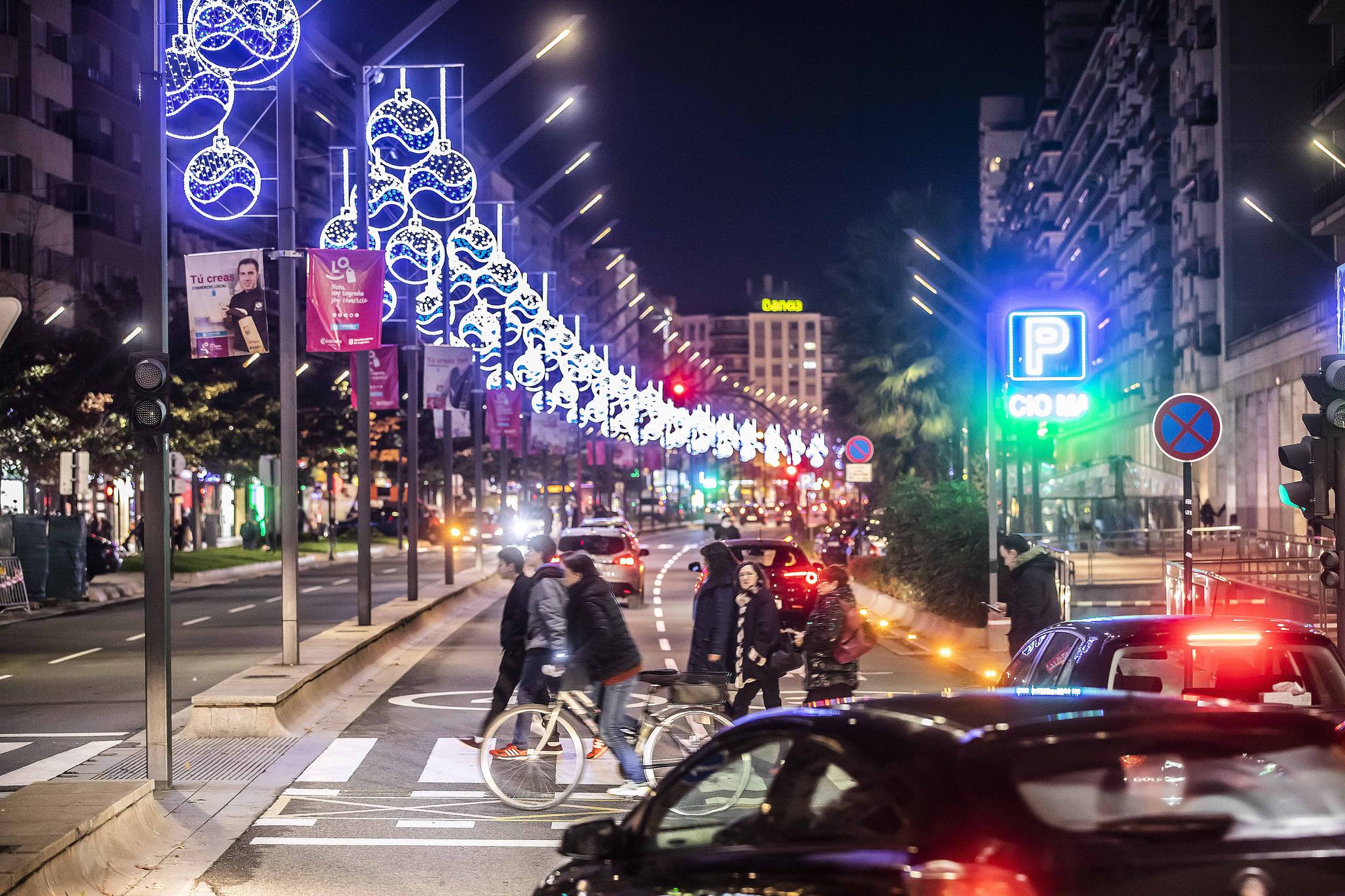 Las luces de Navidad iluminan Logroño