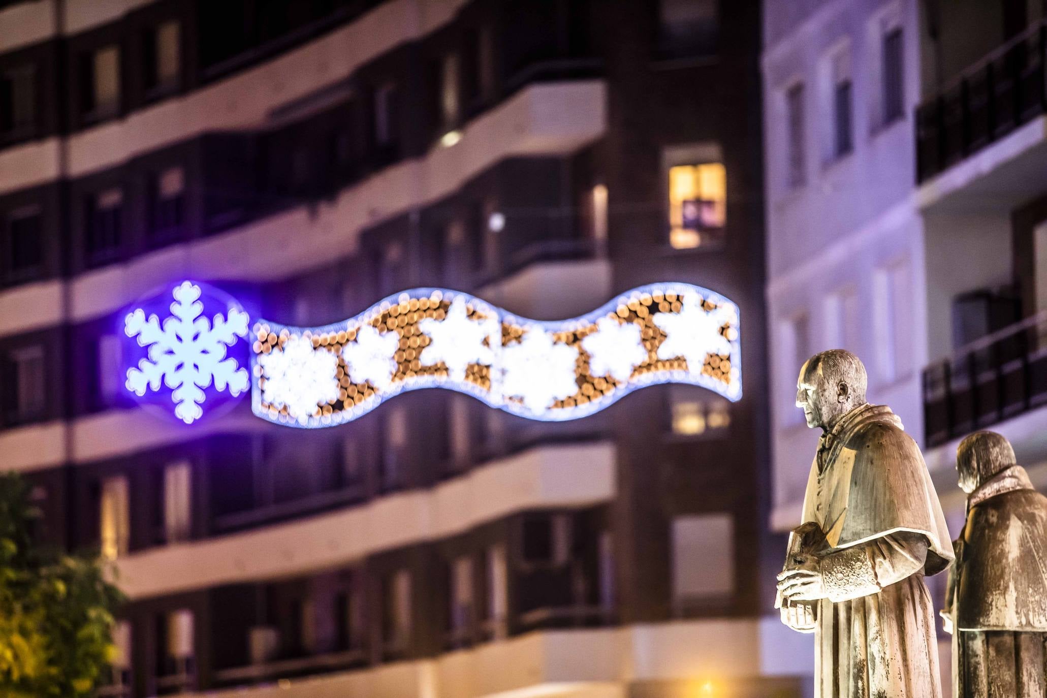 Las luces de Navidad iluminan Logroño