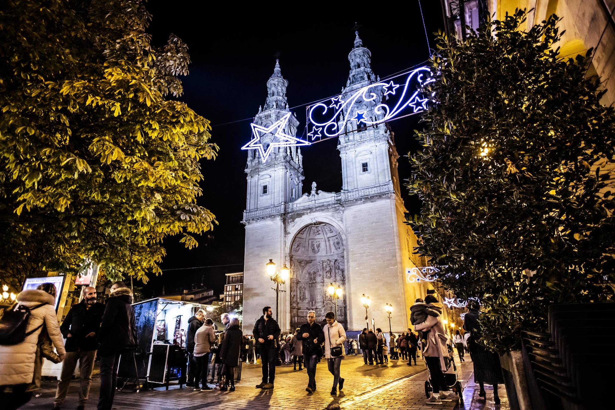 Las luces de Navidad iluminan Logroño