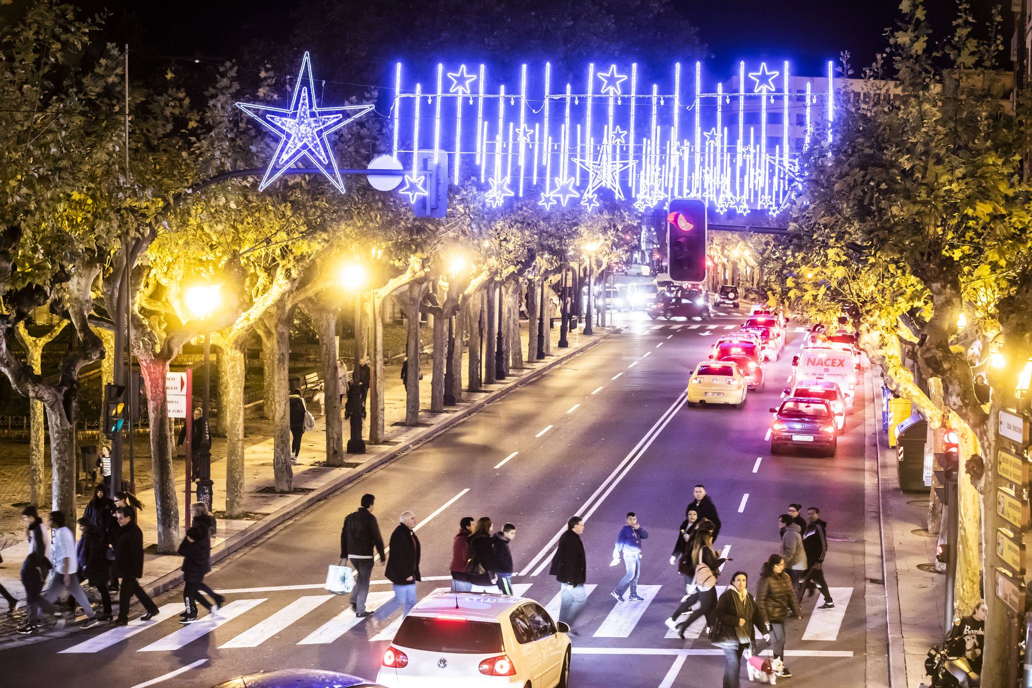 Las luces de Navidad iluminan Logroño