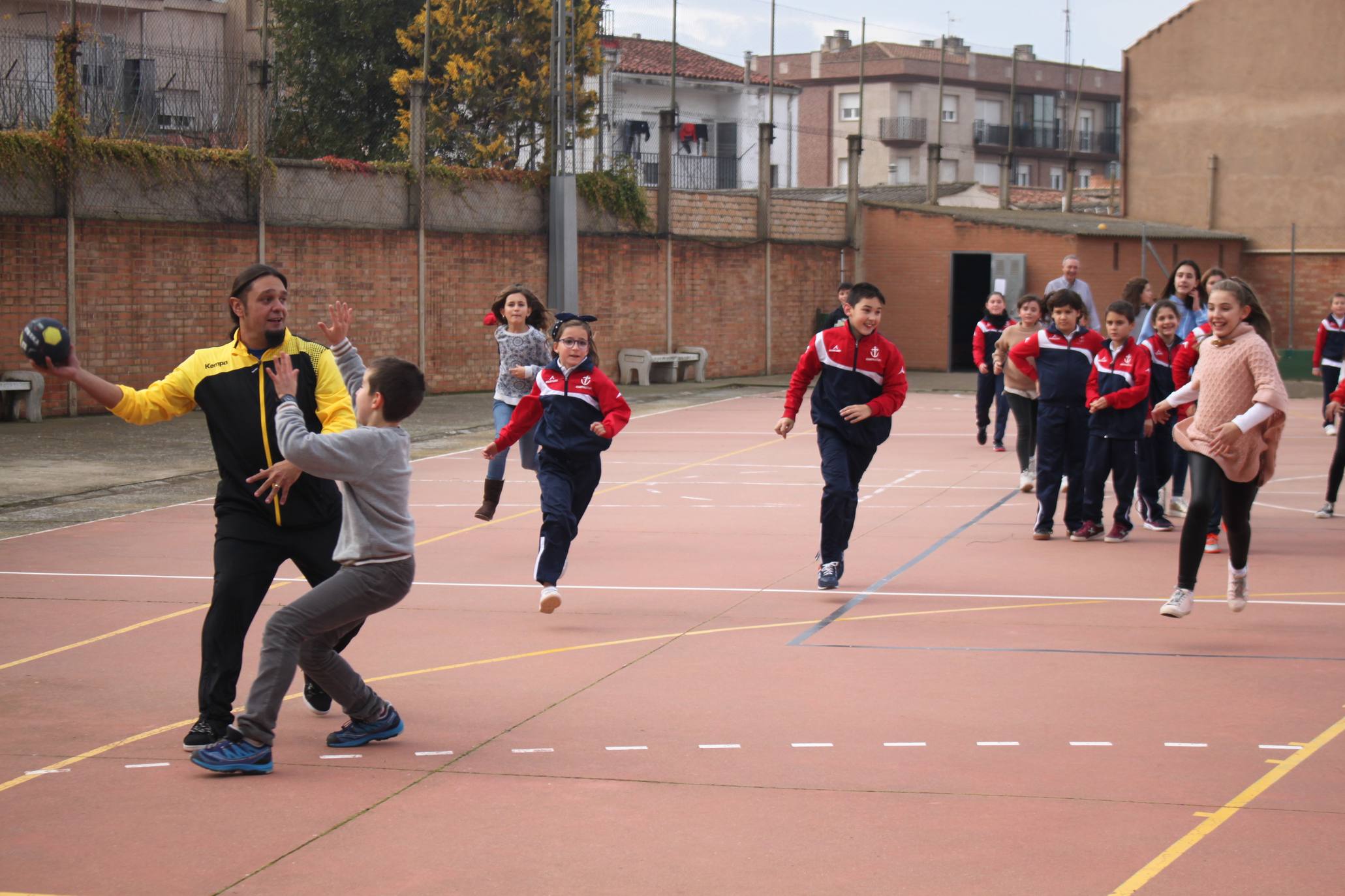 El colegio de Alfaro recibió una sesión informativa sobre la integración social a través del deporte. 