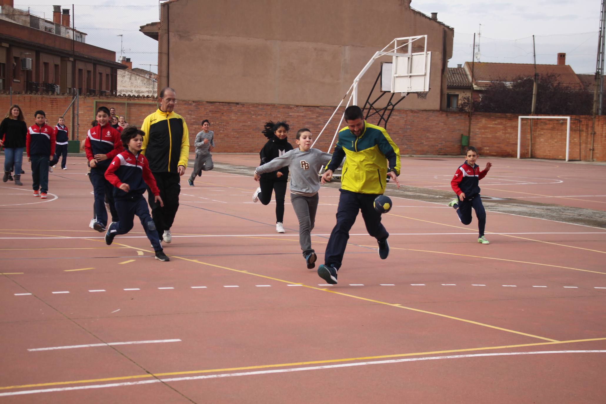 El colegio de Alfaro recibió una sesión informativa sobre la integración social a través del deporte. 