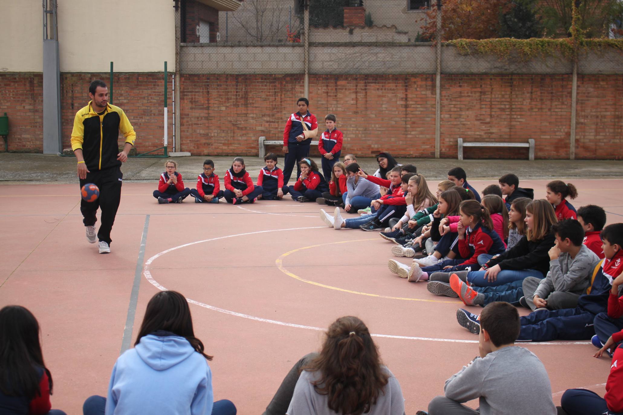 El colegio de Alfaro recibió una sesión informativa sobre la integración social a través del deporte. 