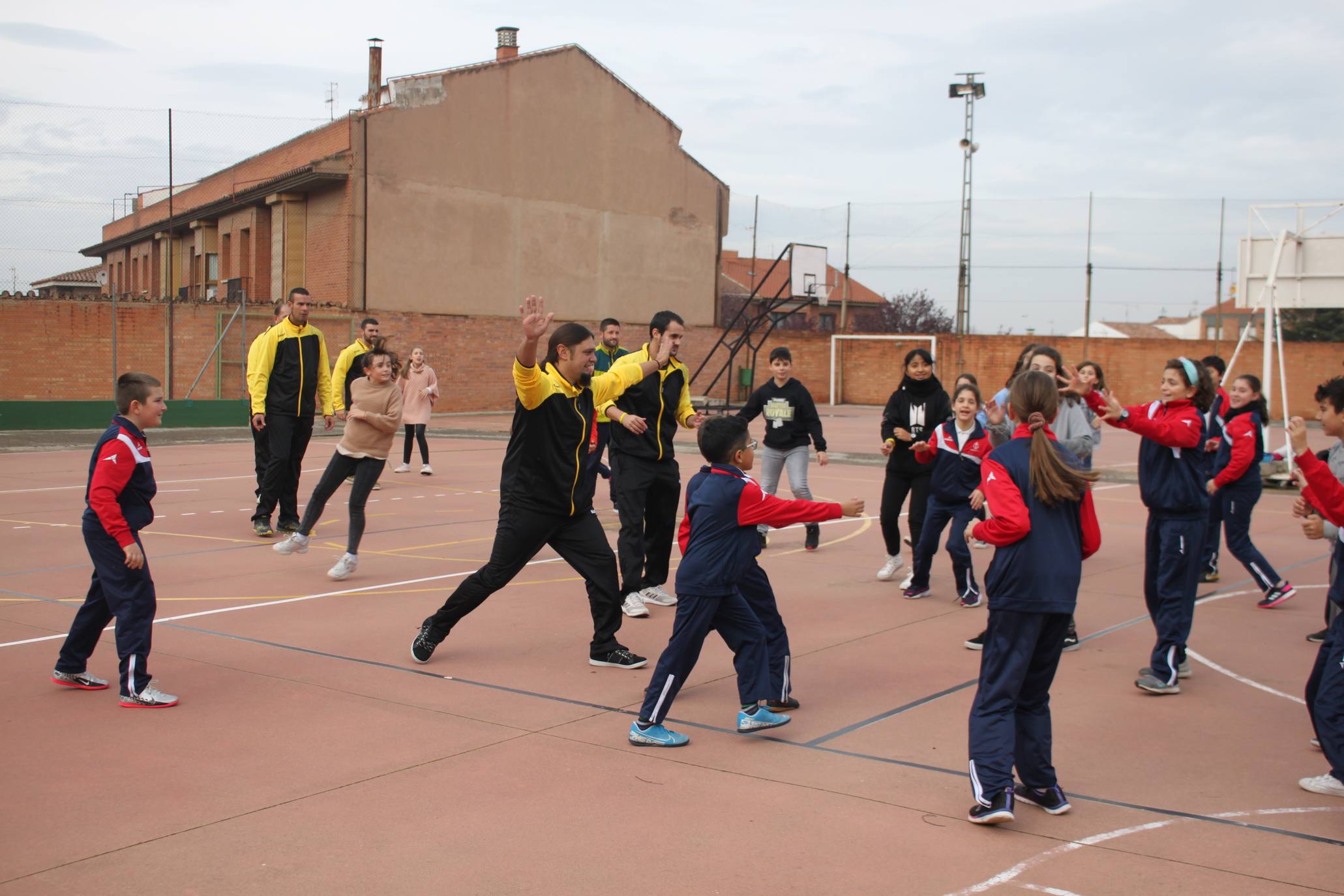 El colegio de Alfaro recibió una sesión informativa sobre la integración social a través del deporte. 