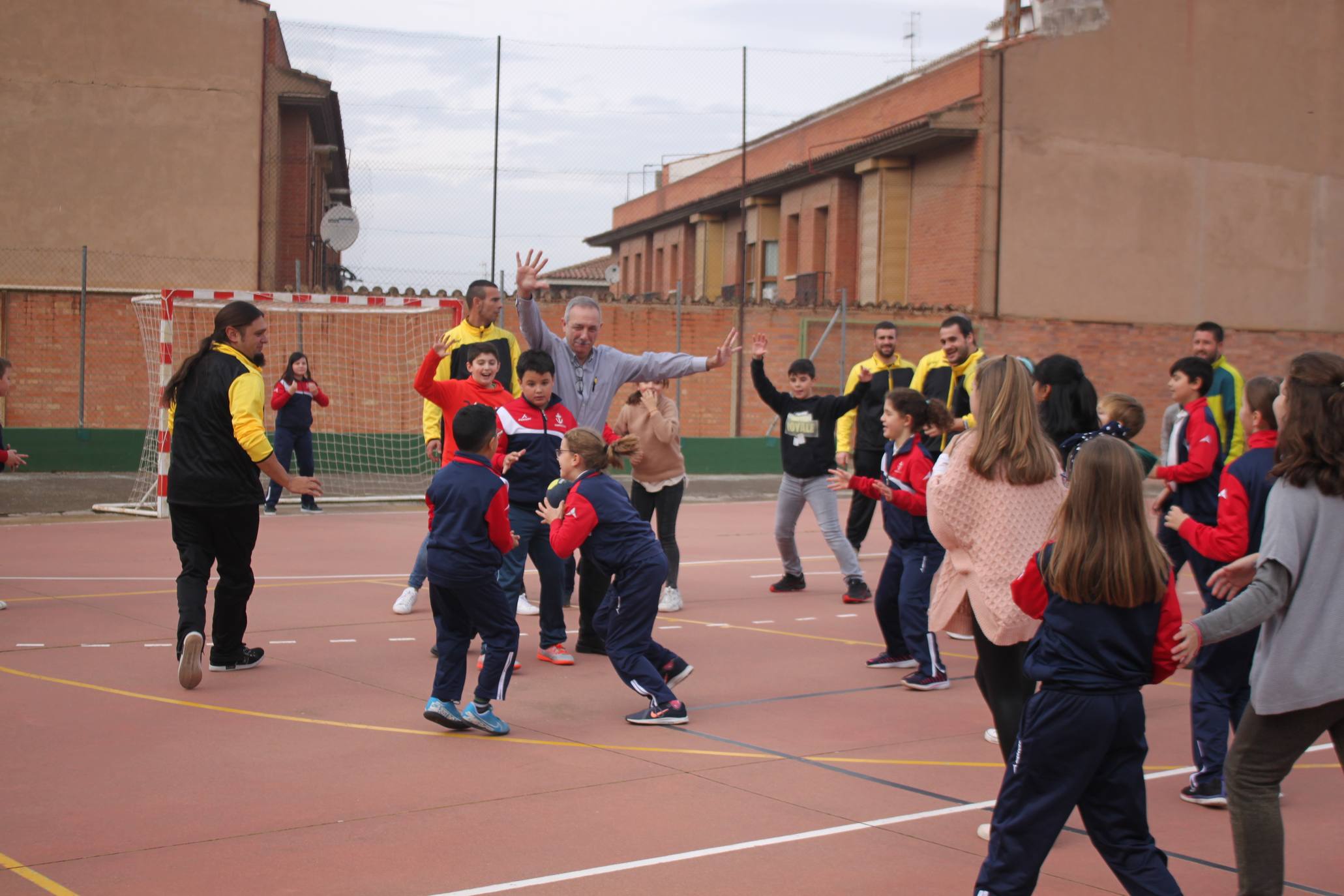 El colegio de Alfaro recibió una sesión informativa sobre la integración social a través del deporte. 