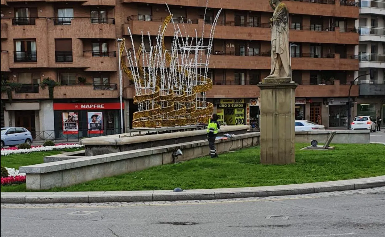 Nuevo adorno en la glorieta del Ayuntamiento de Calahorra