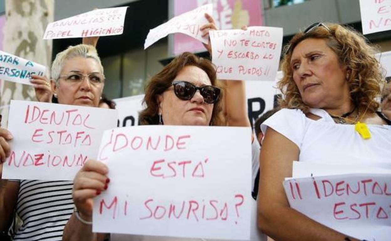 fectados por la estafa de iDental durante una protesta.