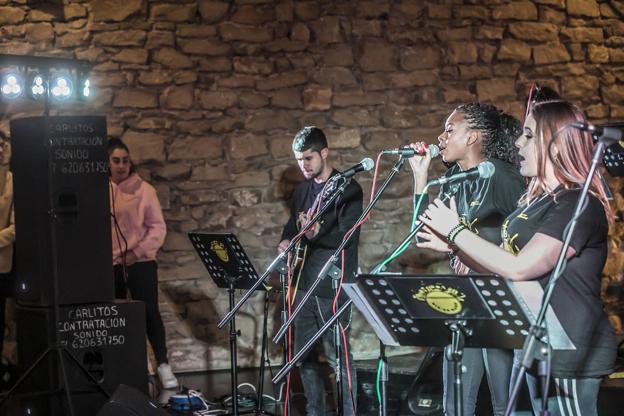 Un momento de la actuación musical, a cargo de jóvenes 'pioneros'. 